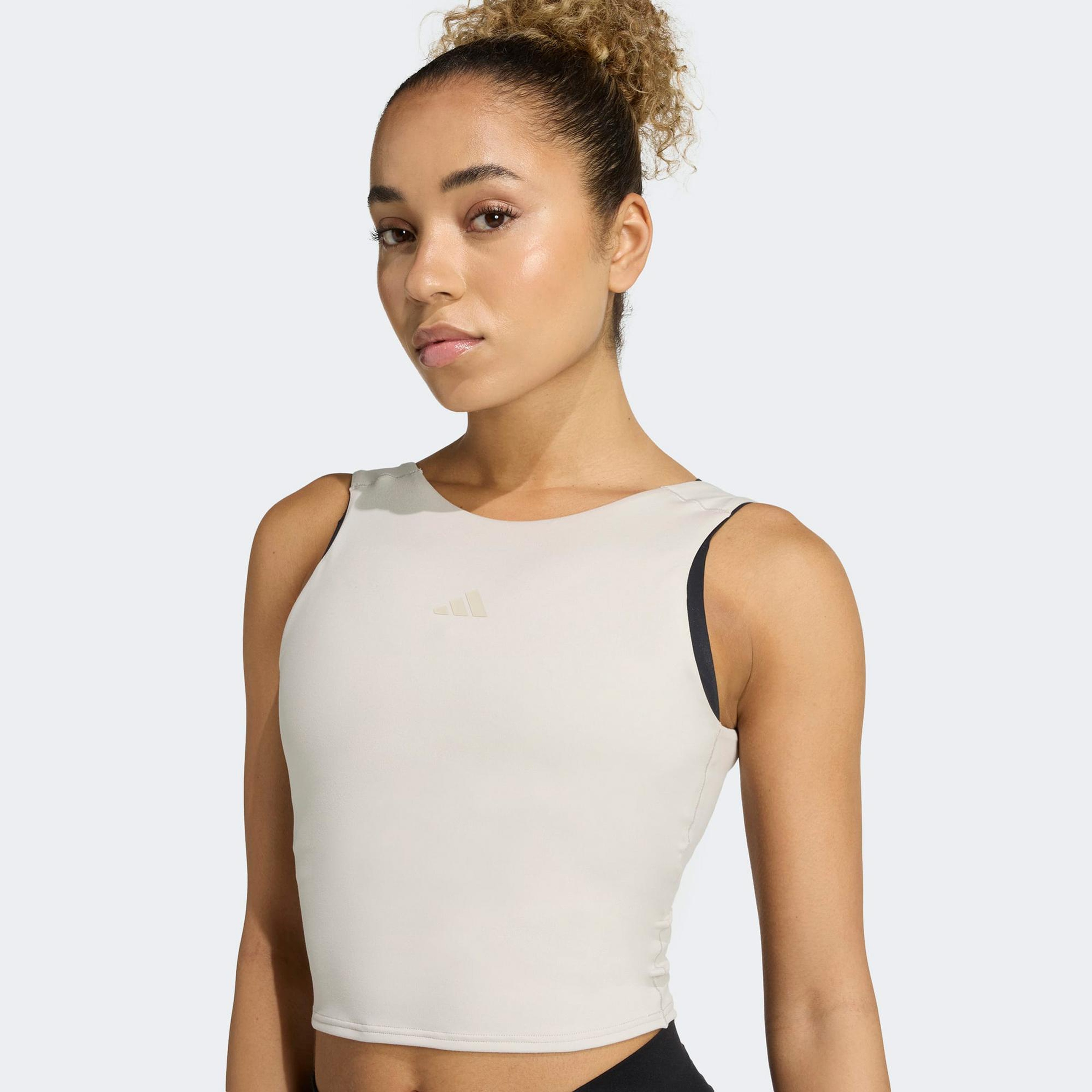 adidas Yoga Motion Kadın Bej Crop T-Shirt