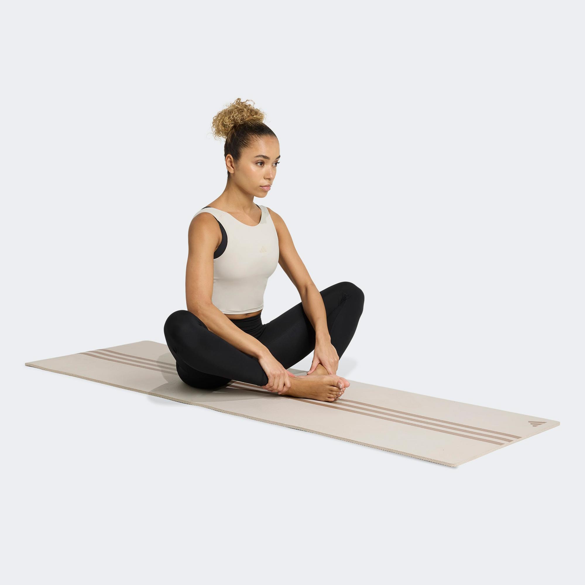 adidas Yoga Motion Kadın Bej Crop T-Shirt
