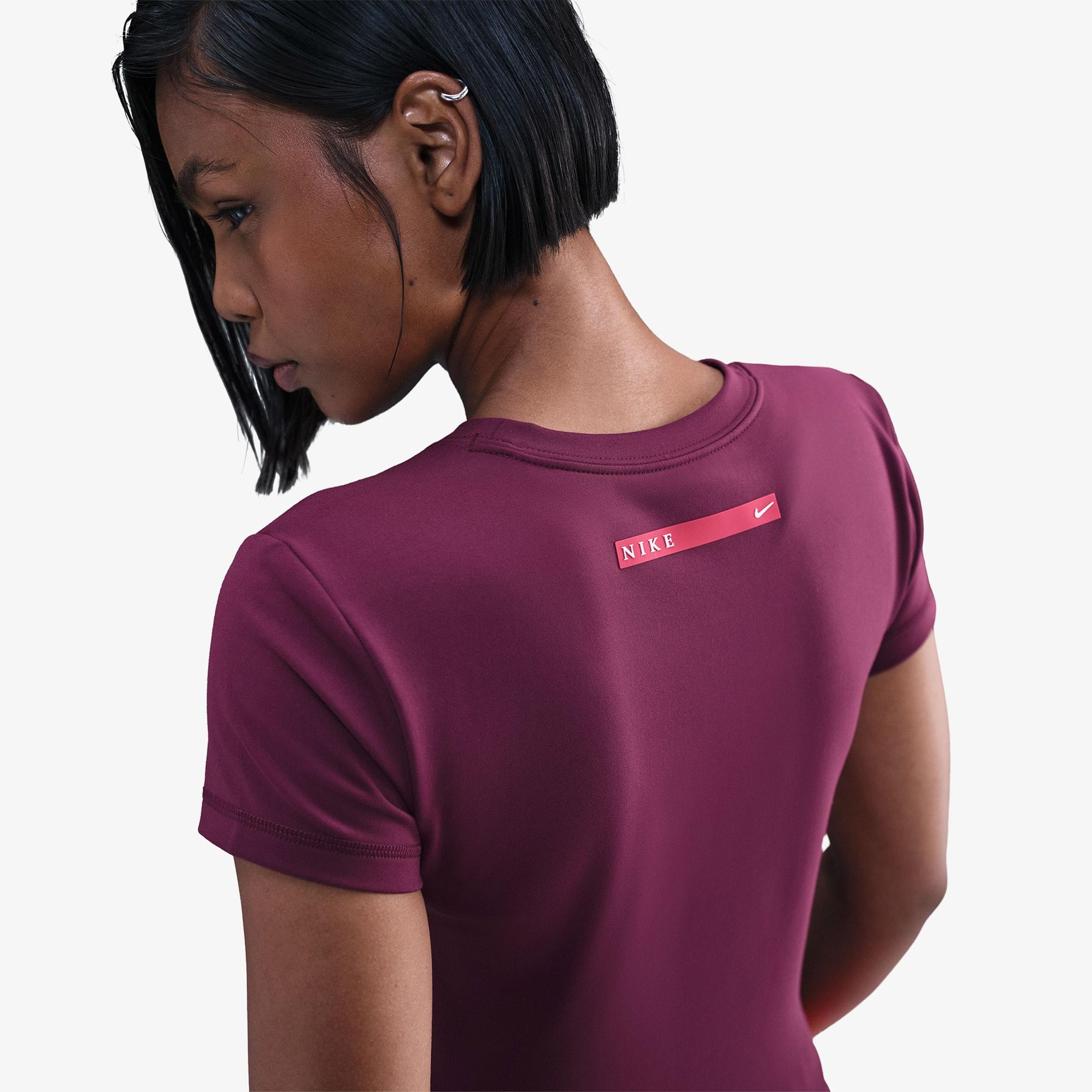 Nike Sportswear Kadın Bordo Crop T-Shirt