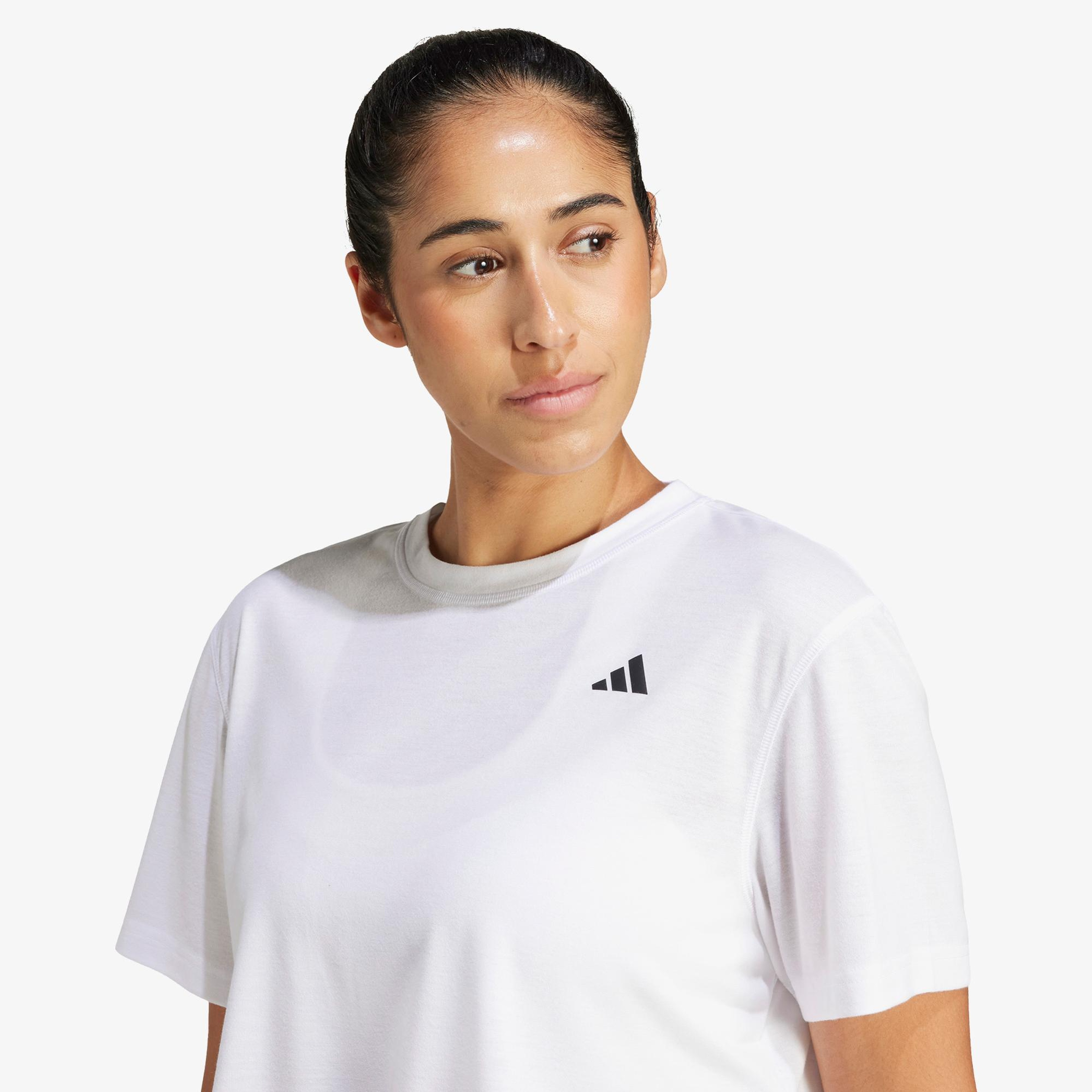 adidas Train Essentials Boxy Workout Kadın Beyaz Crop T-Shirt