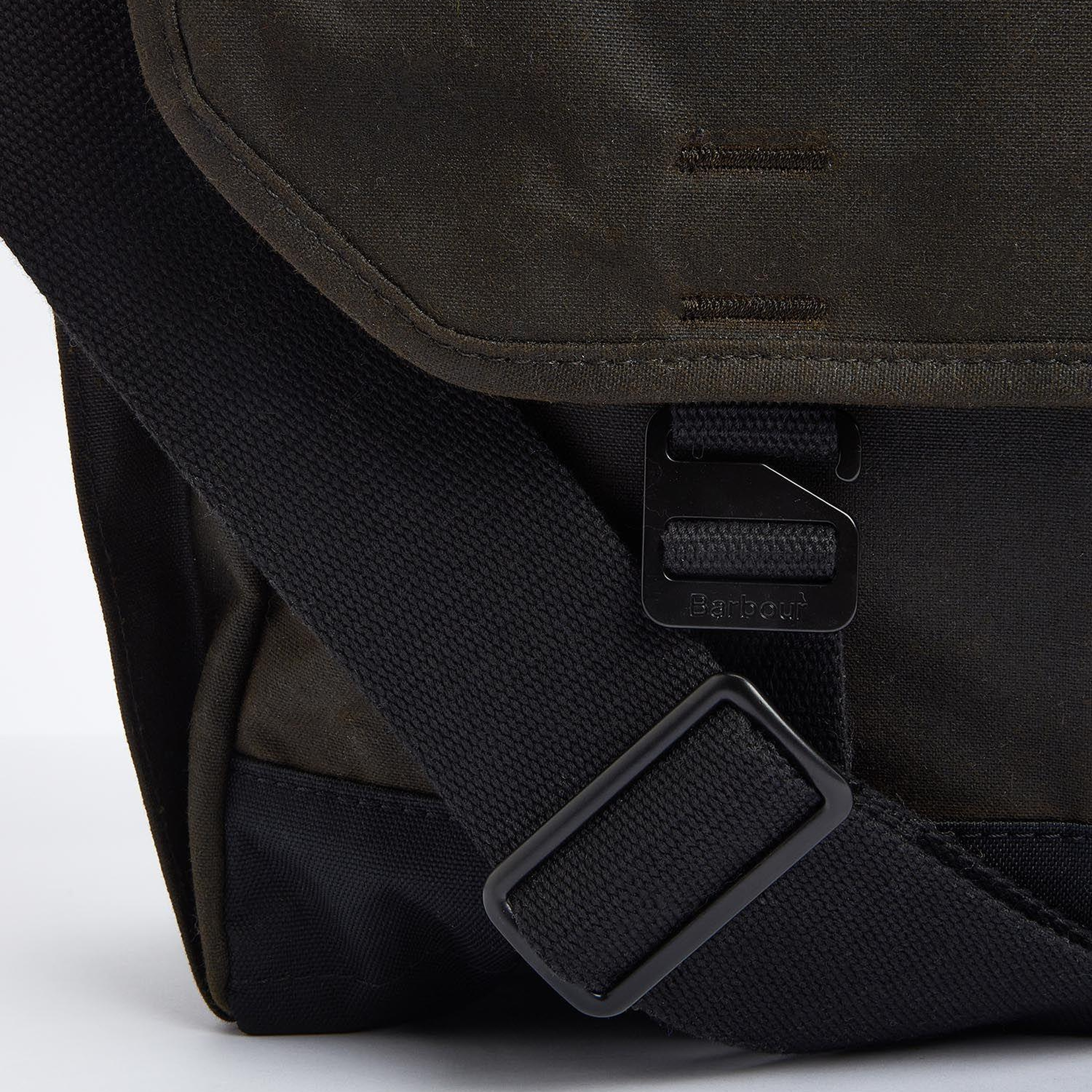 Barbour Field Yağlı Postacı Çantası