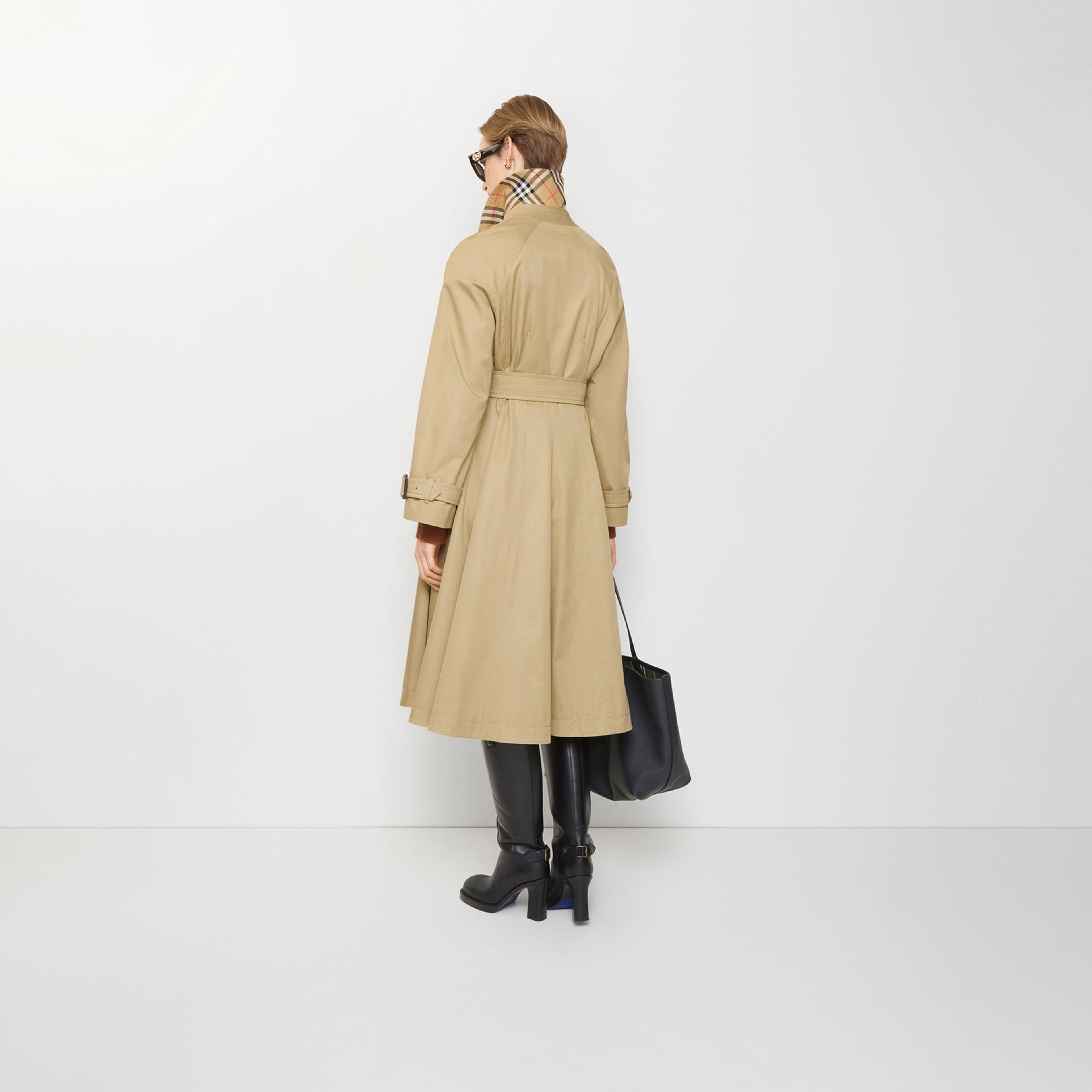 Burberry Long Gabardine Ellingham Fit-And-Flare Car Kadın Bej Pardesü