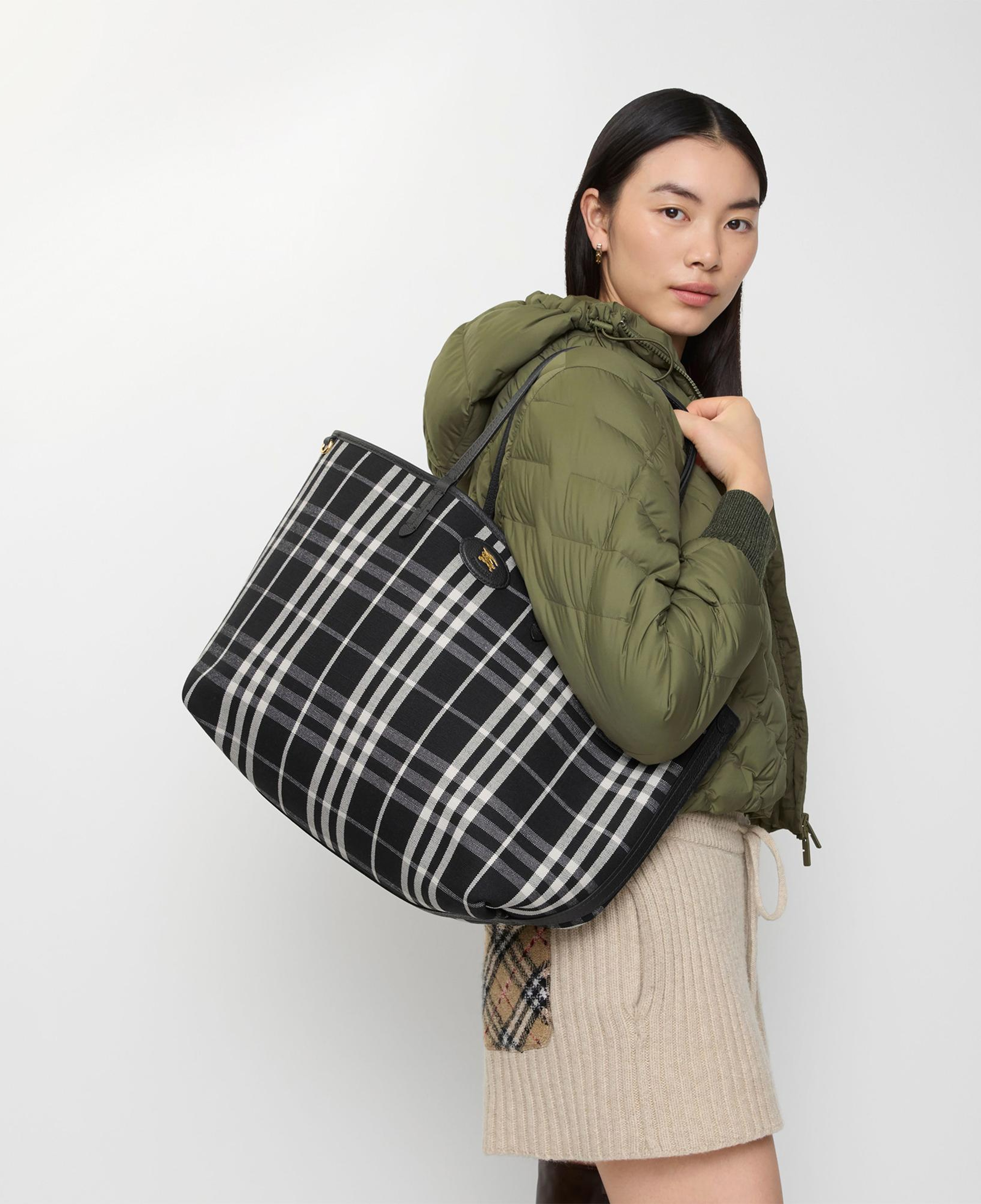 Burberry Reversıble Tote Kadın Siyah Omuz Çantası