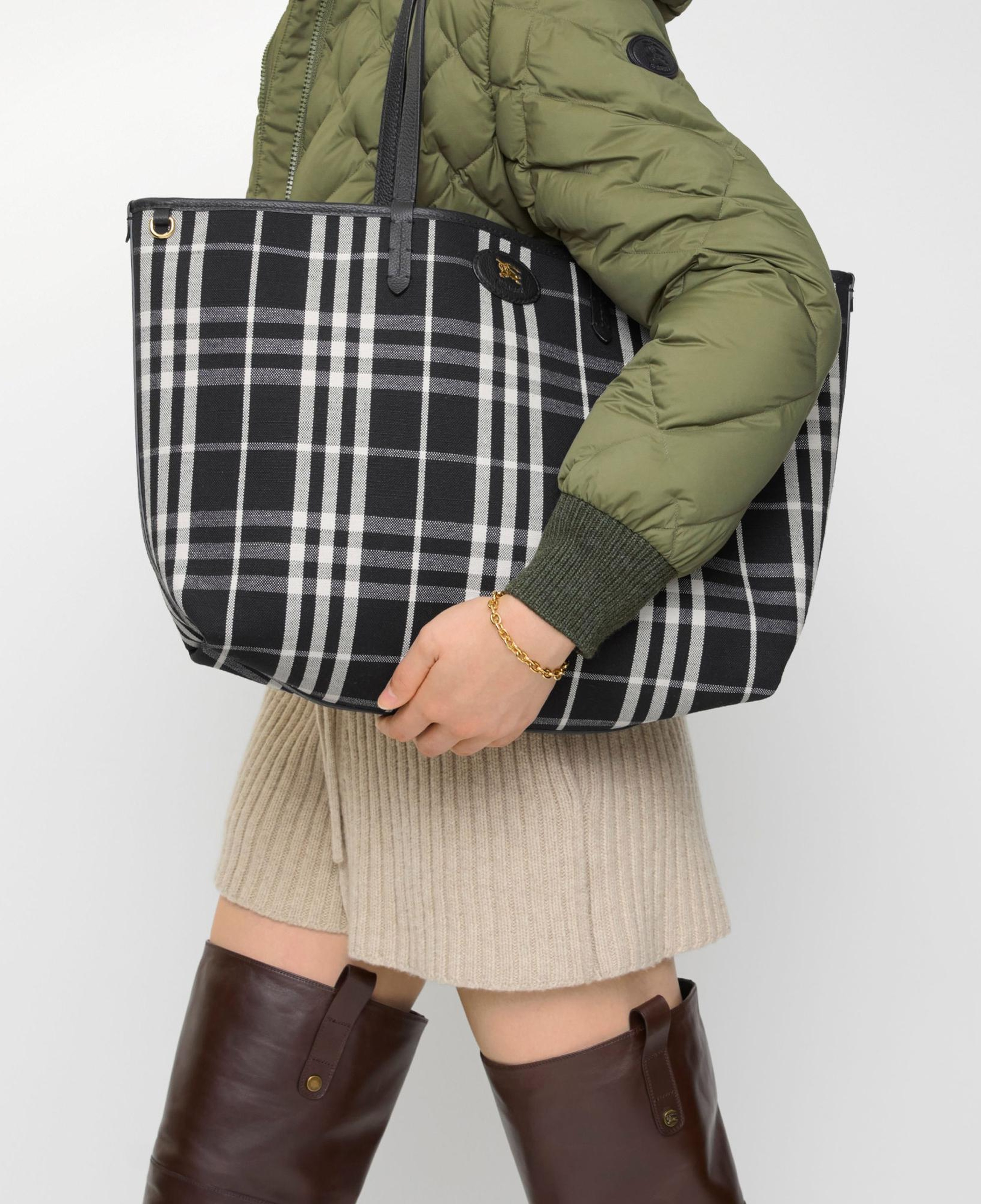 Burberry Reversıble Tote Kadın Siyah Omuz Çantası