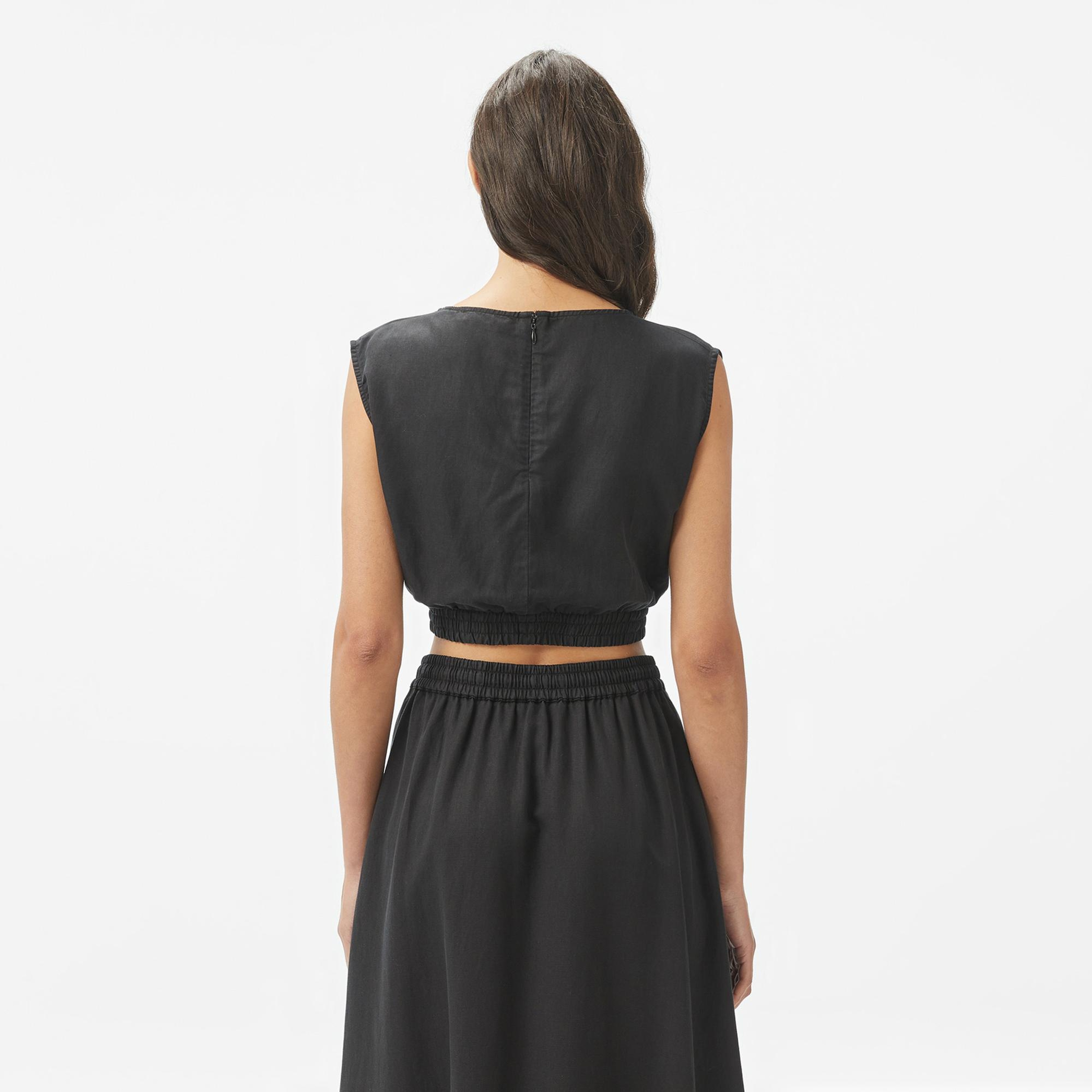 Lacoste Kadın Regular Fit Kolsuz Bisiklet Yaka Siyah Bluz