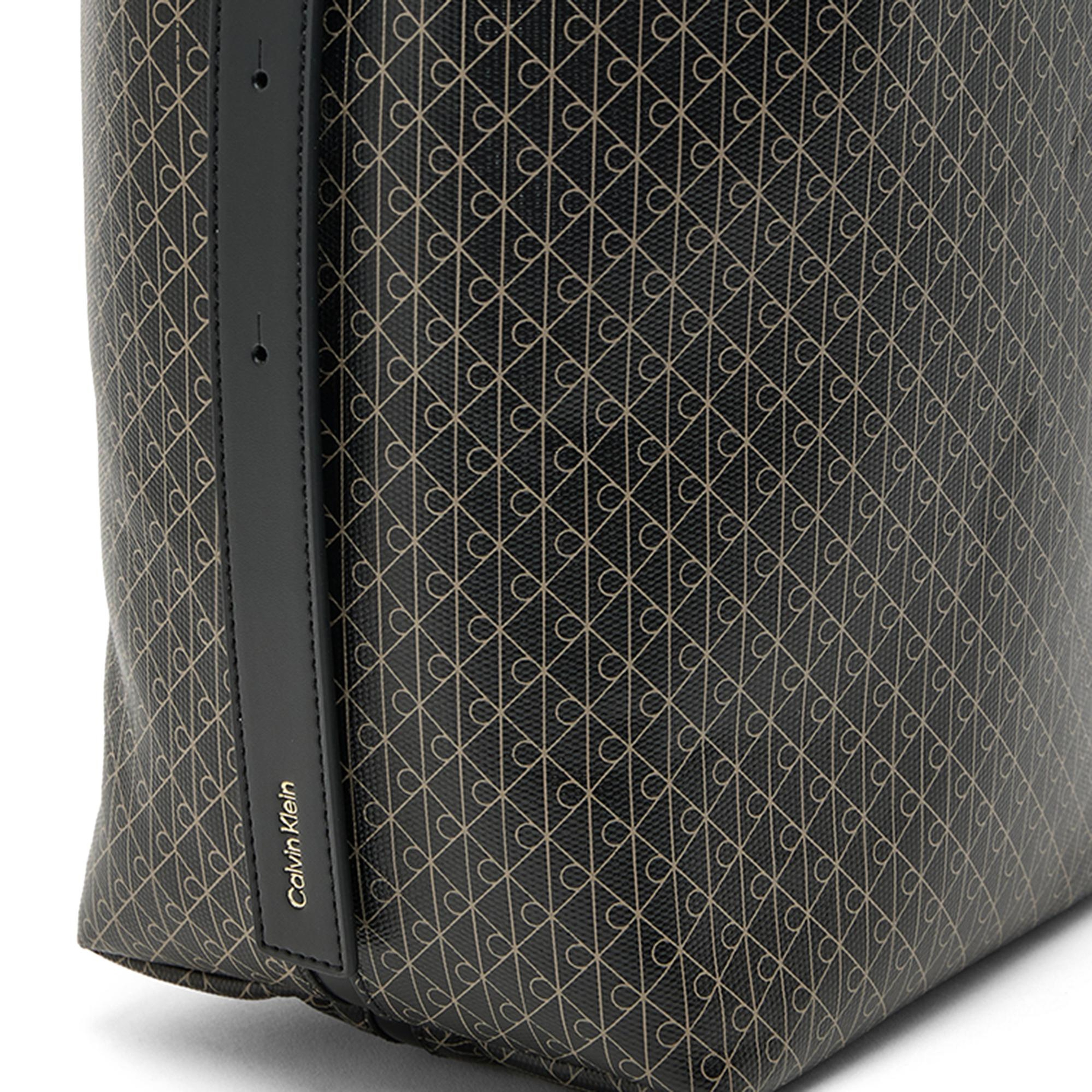 Calvin Klein Emblem Medium Bucket Kadın Siyah El Çantası