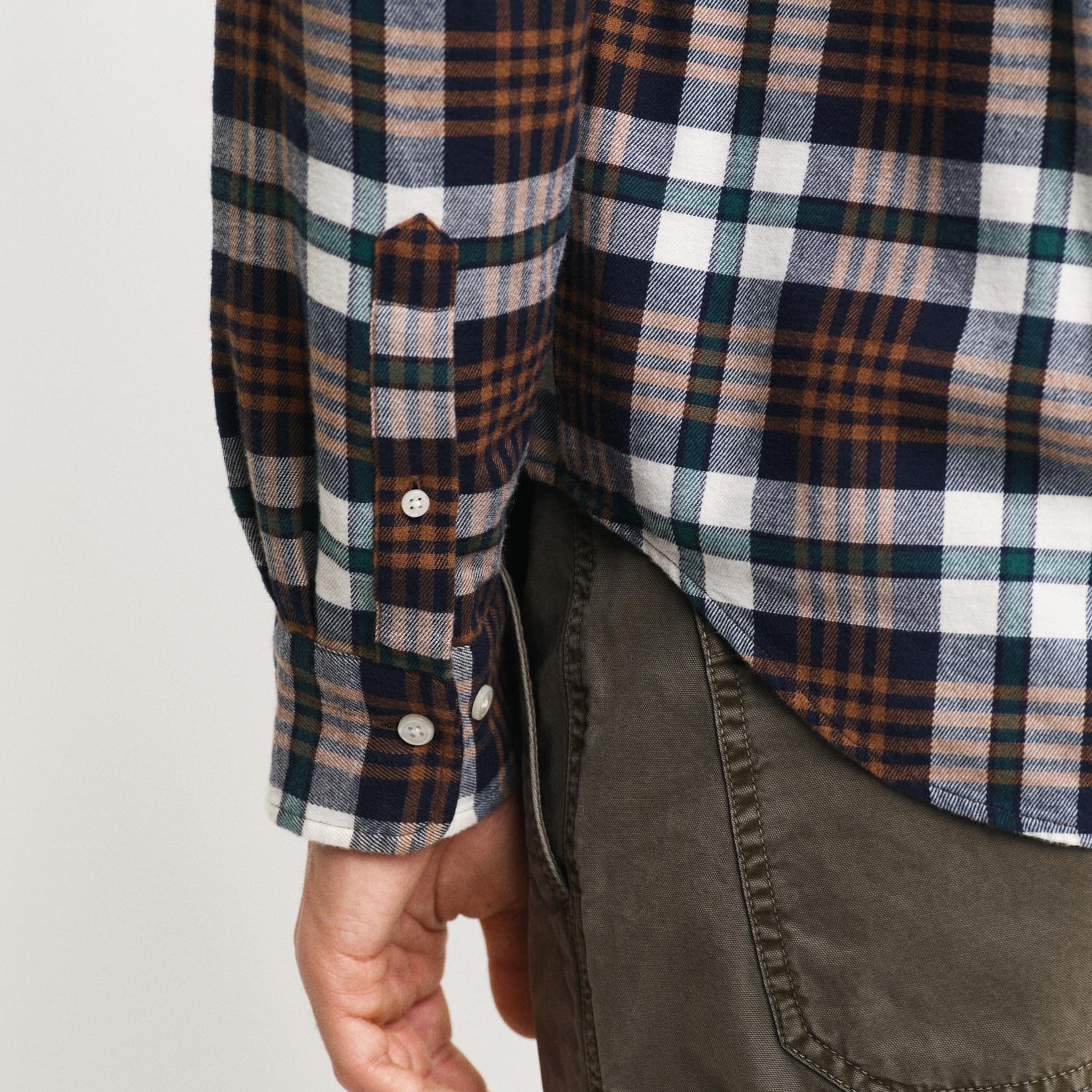 GANT Erkek Kahverengi Regular Fit Düğmeli Yaka Logolu Gömlek