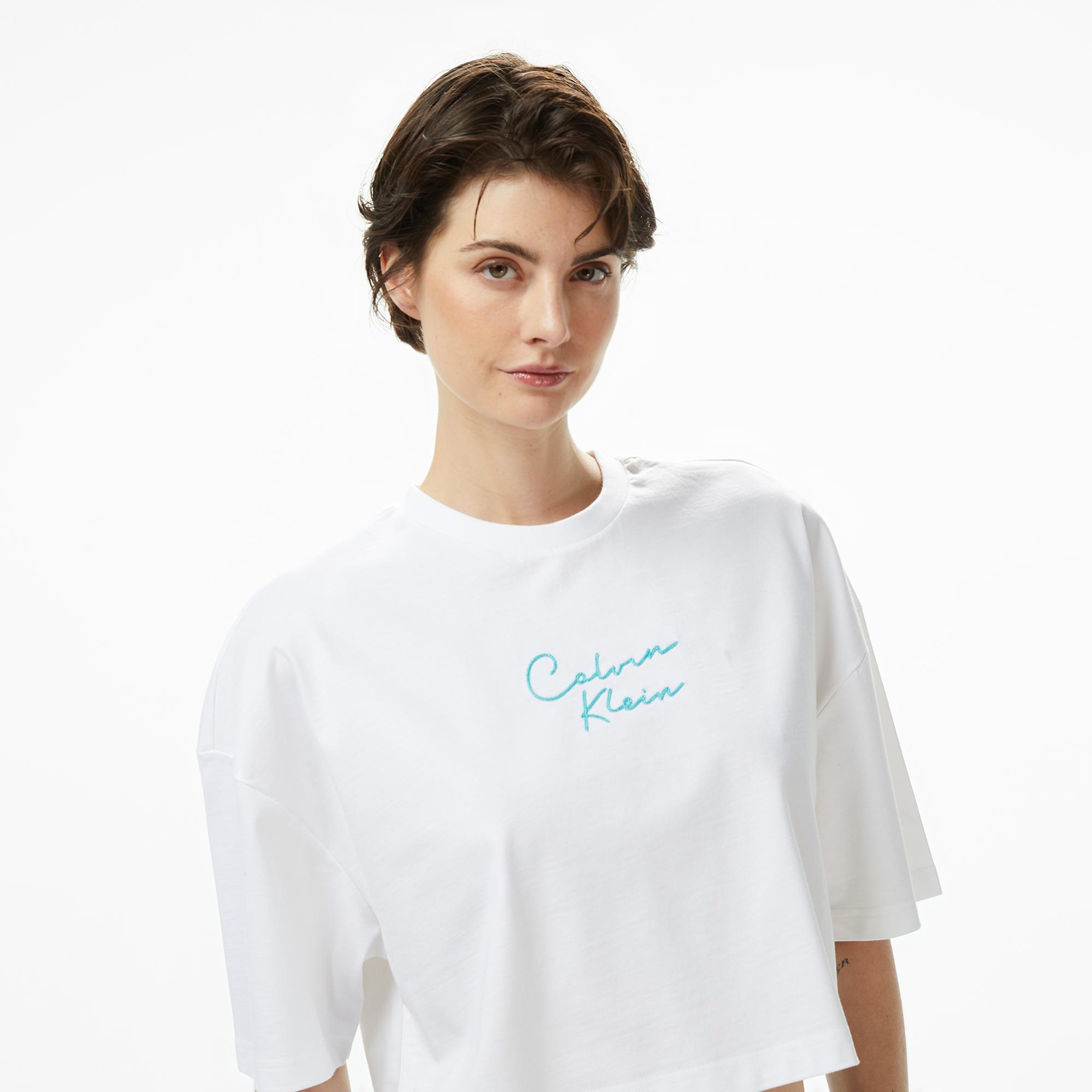 Calvin Klein Cropped Boxy Chain Stitch Logo Kadın Beyaz Crop T-Shirt