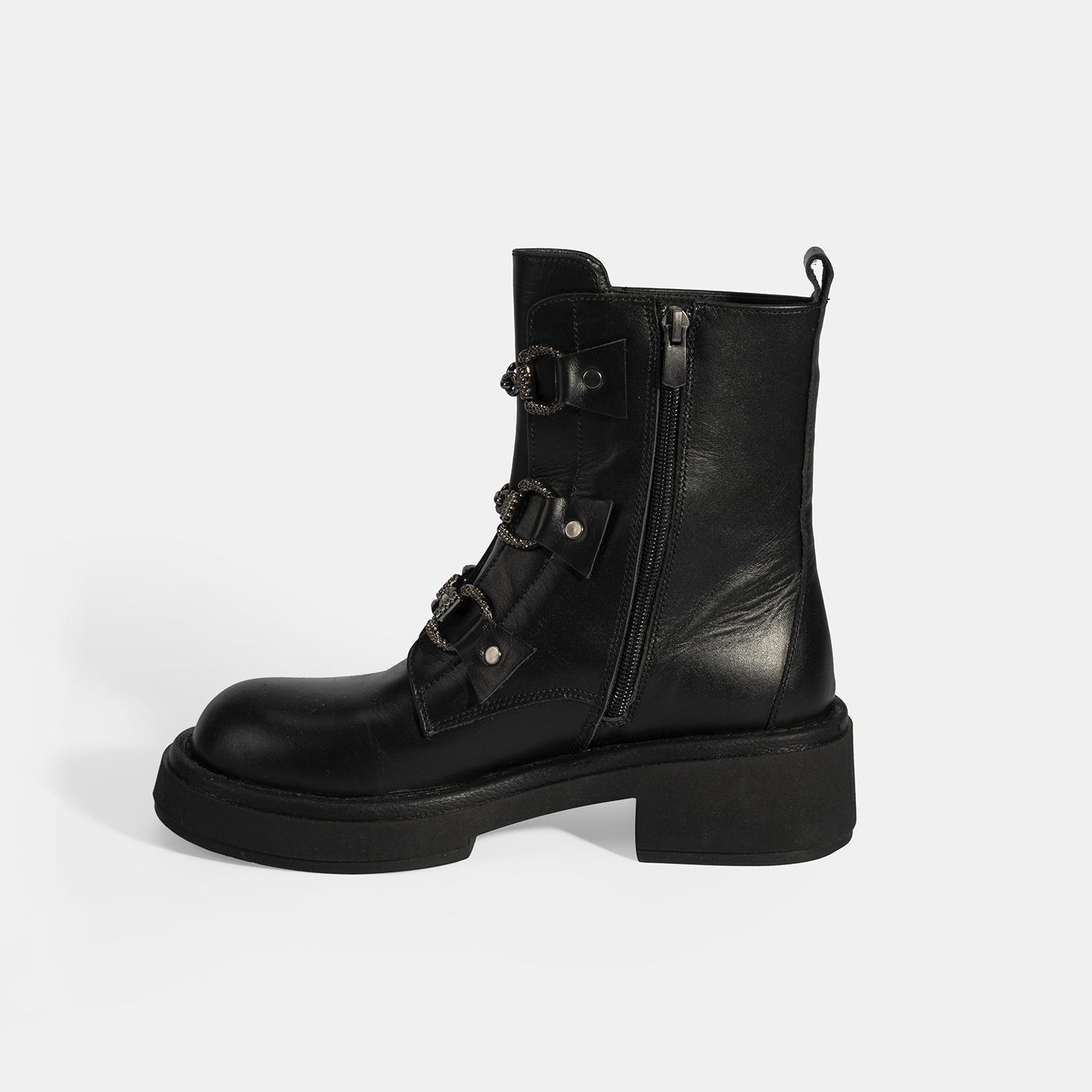 Kadın Siyah Metal Toka Detaylı Deri Postal Bot