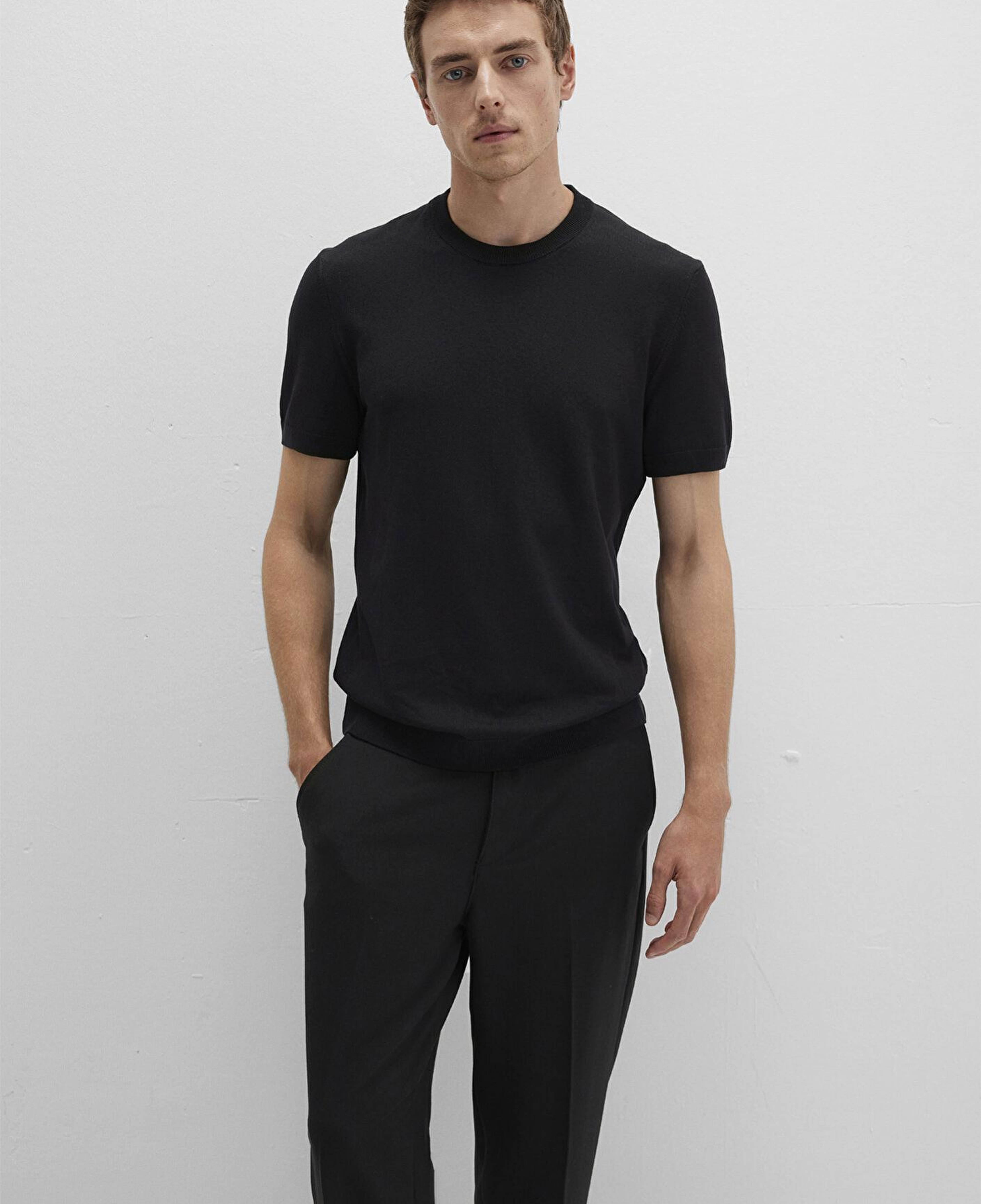 Mavi Kısa Kollu Siyah Triko Tişört Fitted / Vücuda Oturan Kesim 0710250-900