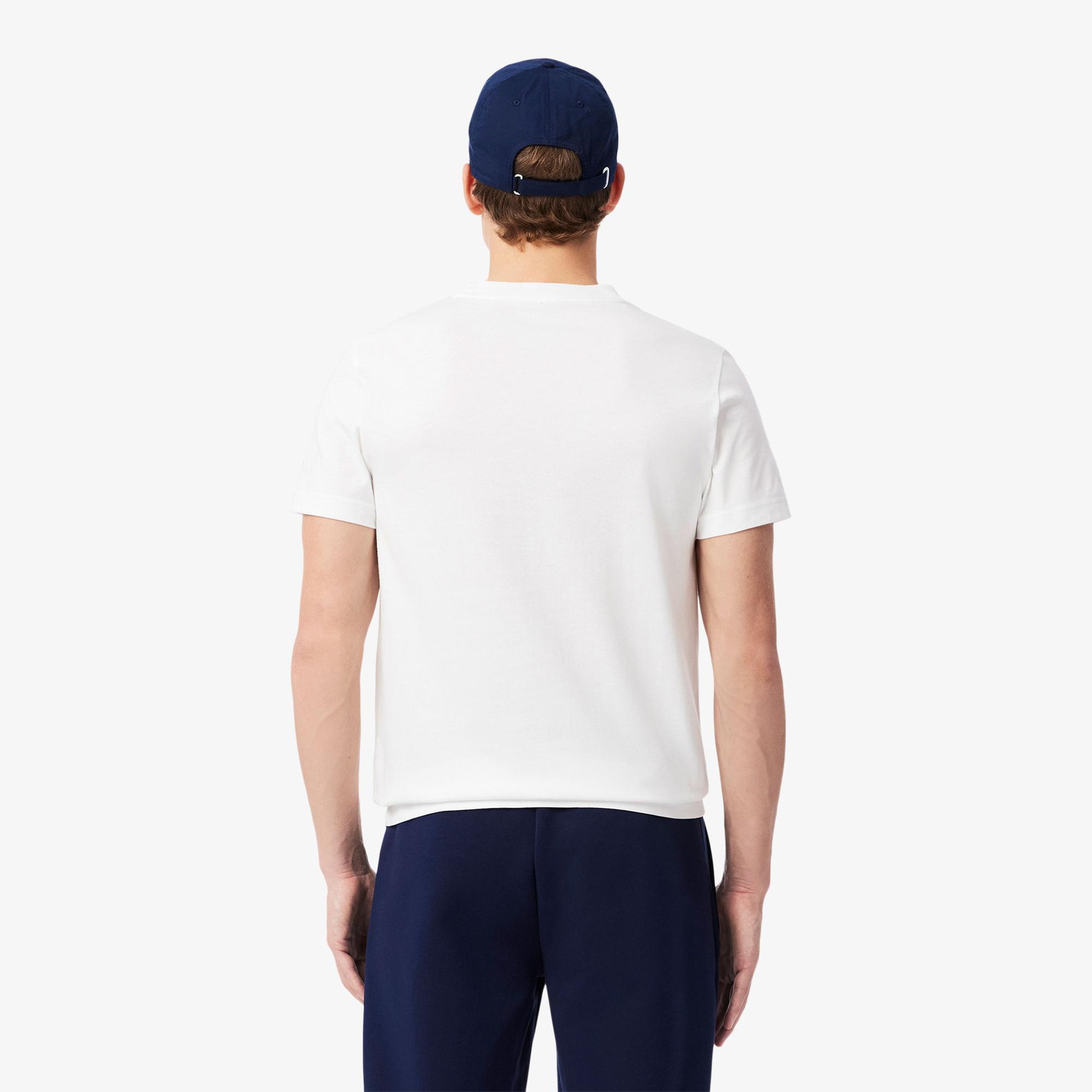 Lacoste Tennis x Novak Djokovic Erkek Bisiklet Yaka Baskılı Beyaz T-Shirt & Şapka Seti