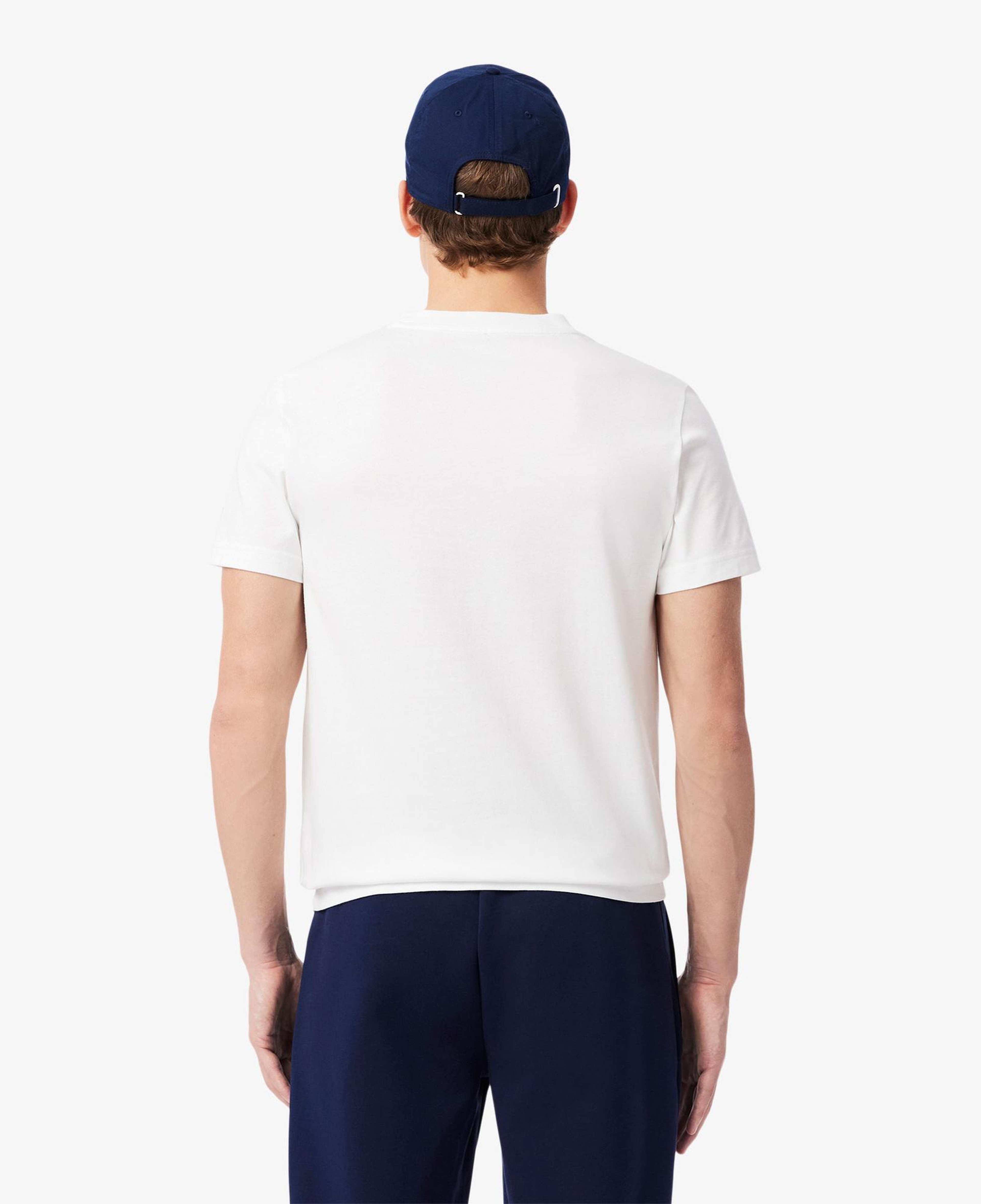 Lacoste Tennis x Novak Djokovic Erkek Bisiklet Yaka Baskılı Beyaz T-Shirt & Şapka Seti