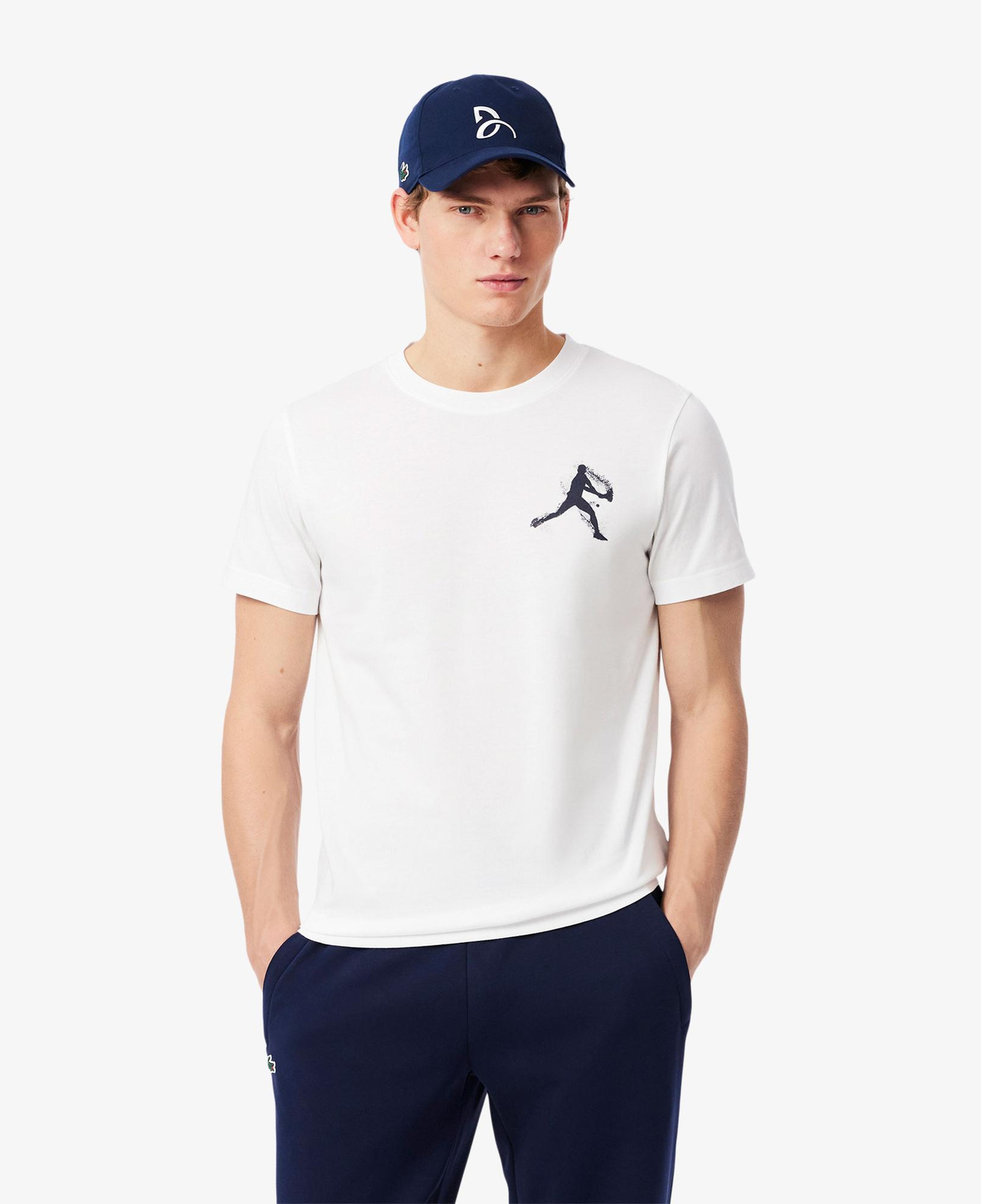 Lacoste Tennis x Novak Djokovic Erkek Bisiklet Yaka Baskılı Beyaz T-Shirt & Şapka Seti