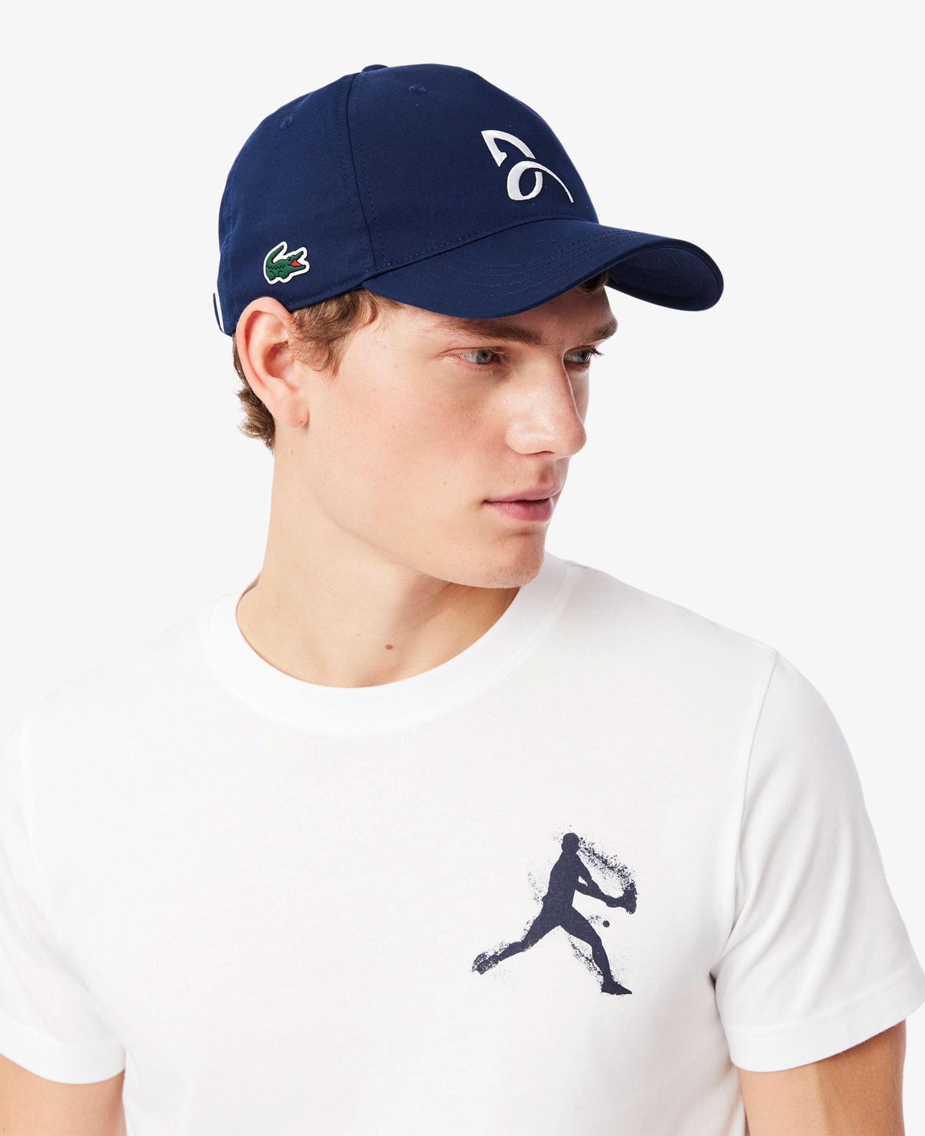Lacoste Tennis x Novak Djokovic Erkek Bisiklet Yaka Baskılı Beyaz T-Shirt & Şapka Seti