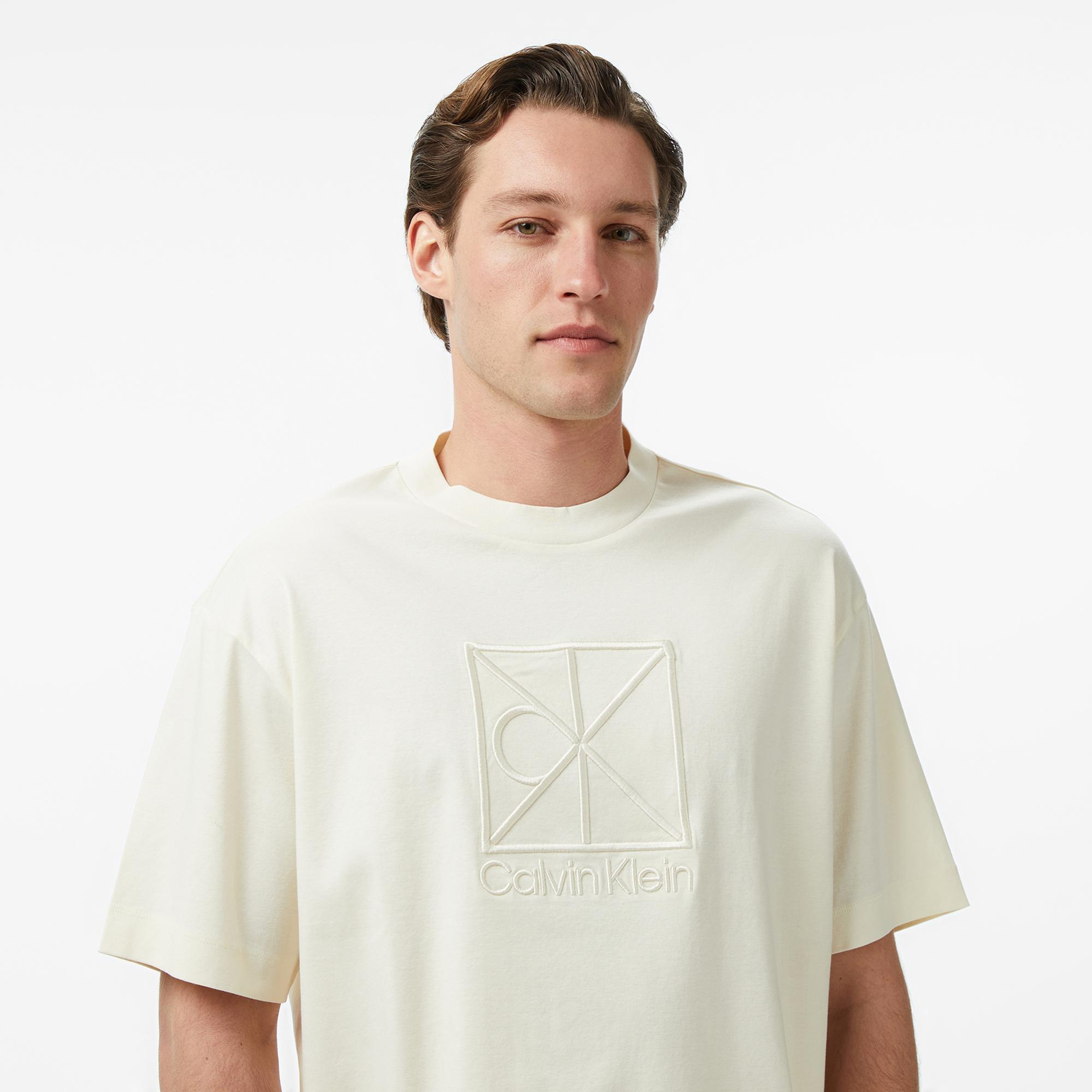 Calvin Klein Relaxed Premium Interlock Emblem Erkek Beyaz T-Shirt