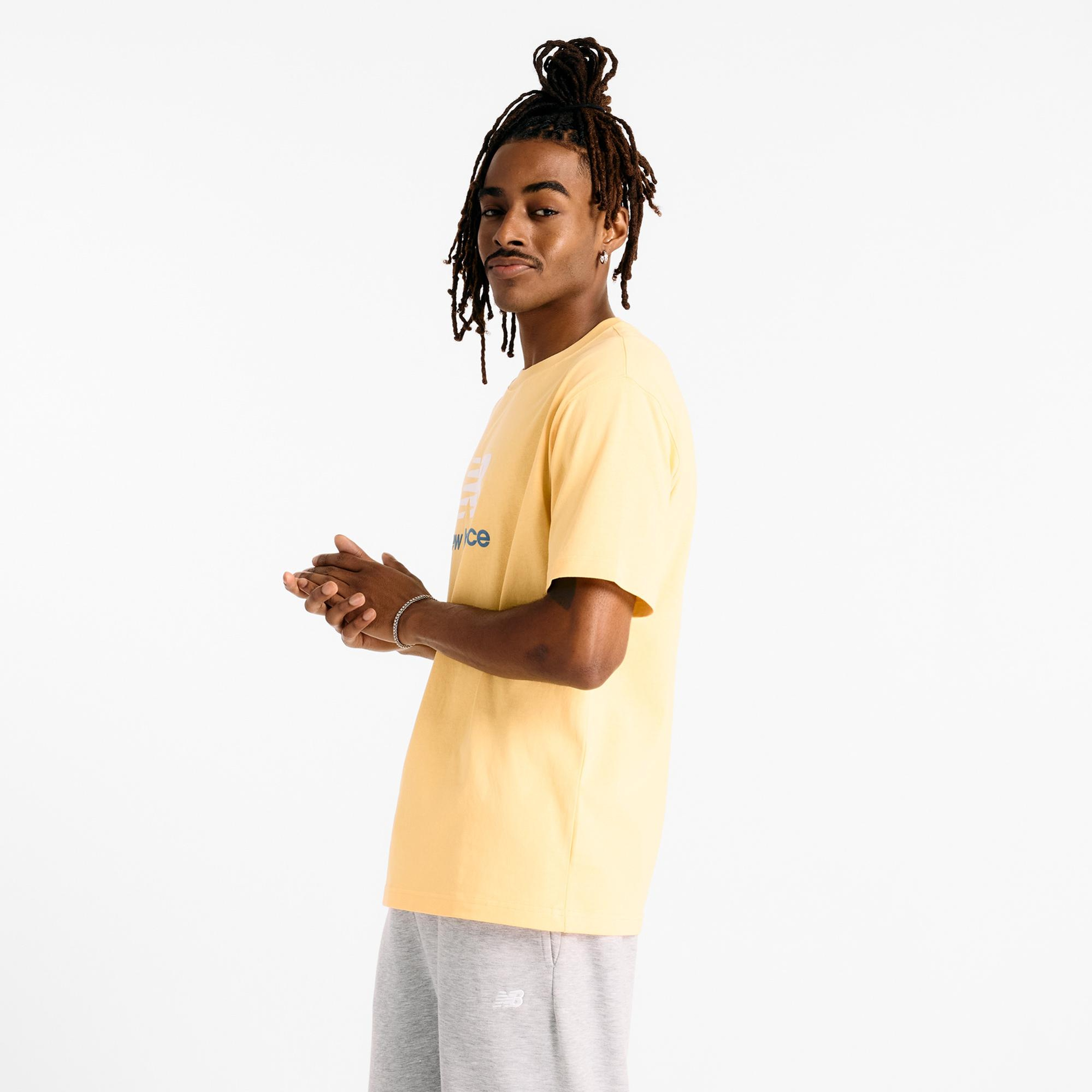 New Balance Athletics Logo Erkek Sarı T-Shirt