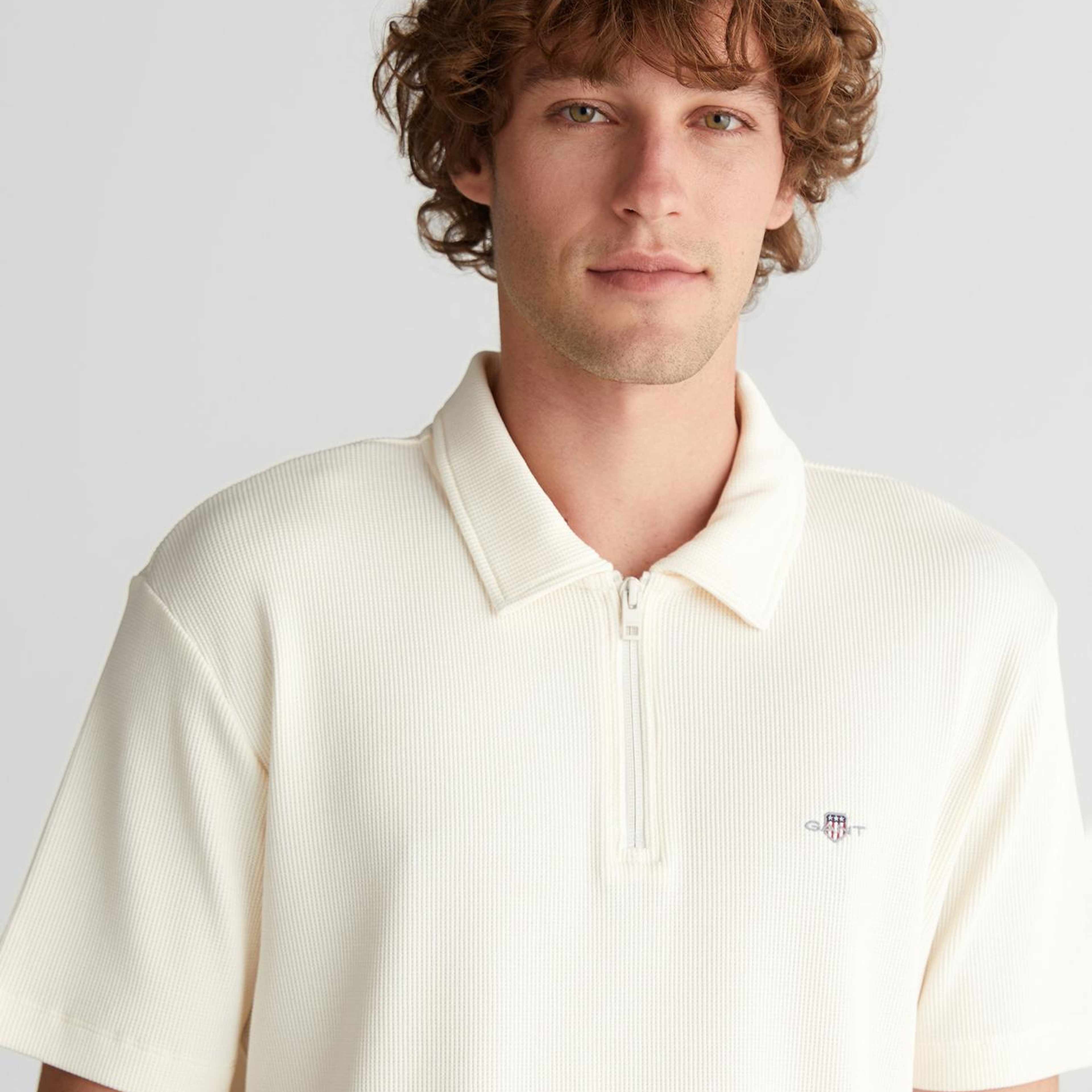 GANT Erkek Krem Relaxed Fit Yarım Fermuarlı Logolu Polo Yaka T-Shirt