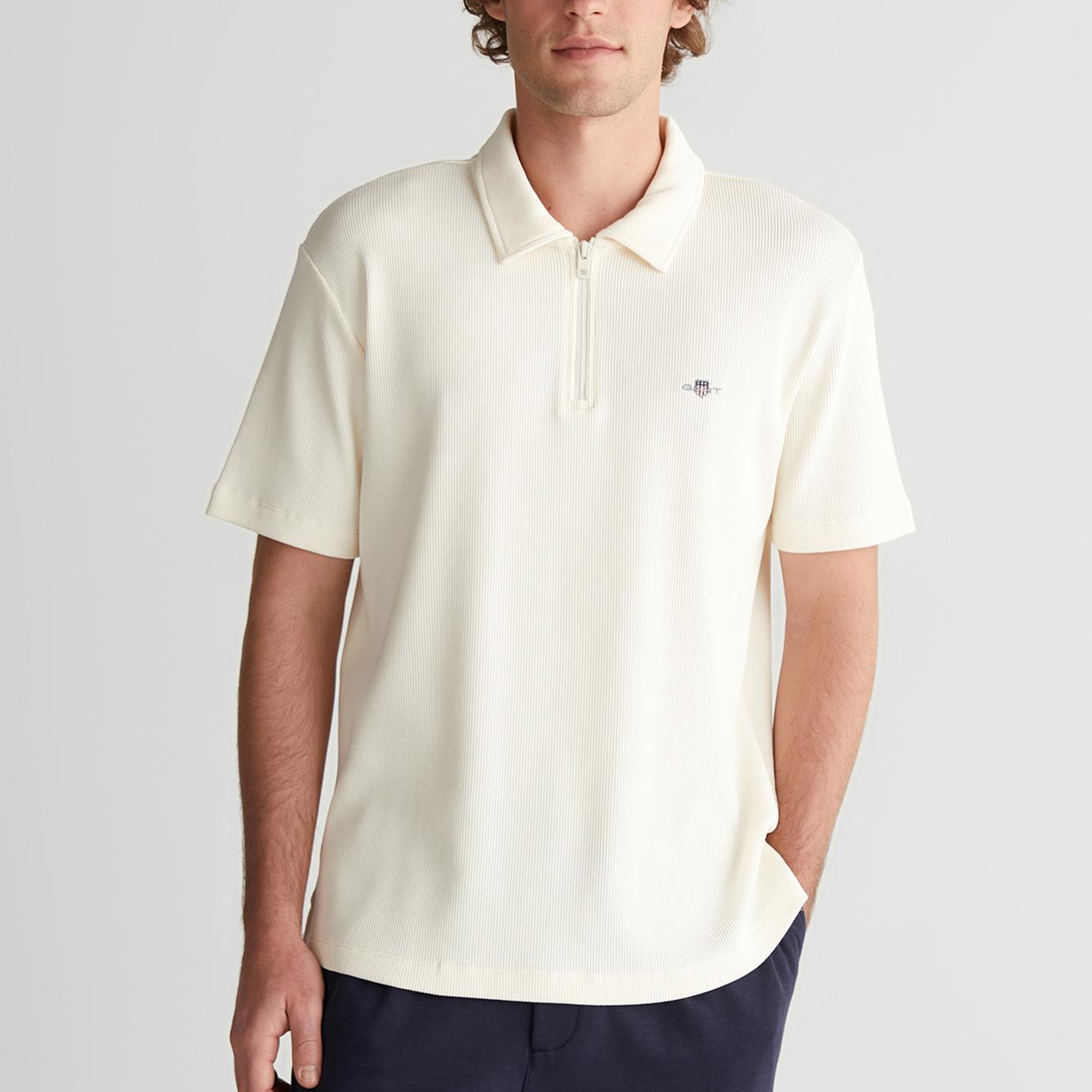 GANT Erkek Krem Relaxed Fit Yarım Fermuarlı Logolu Polo Yaka T-Shirt