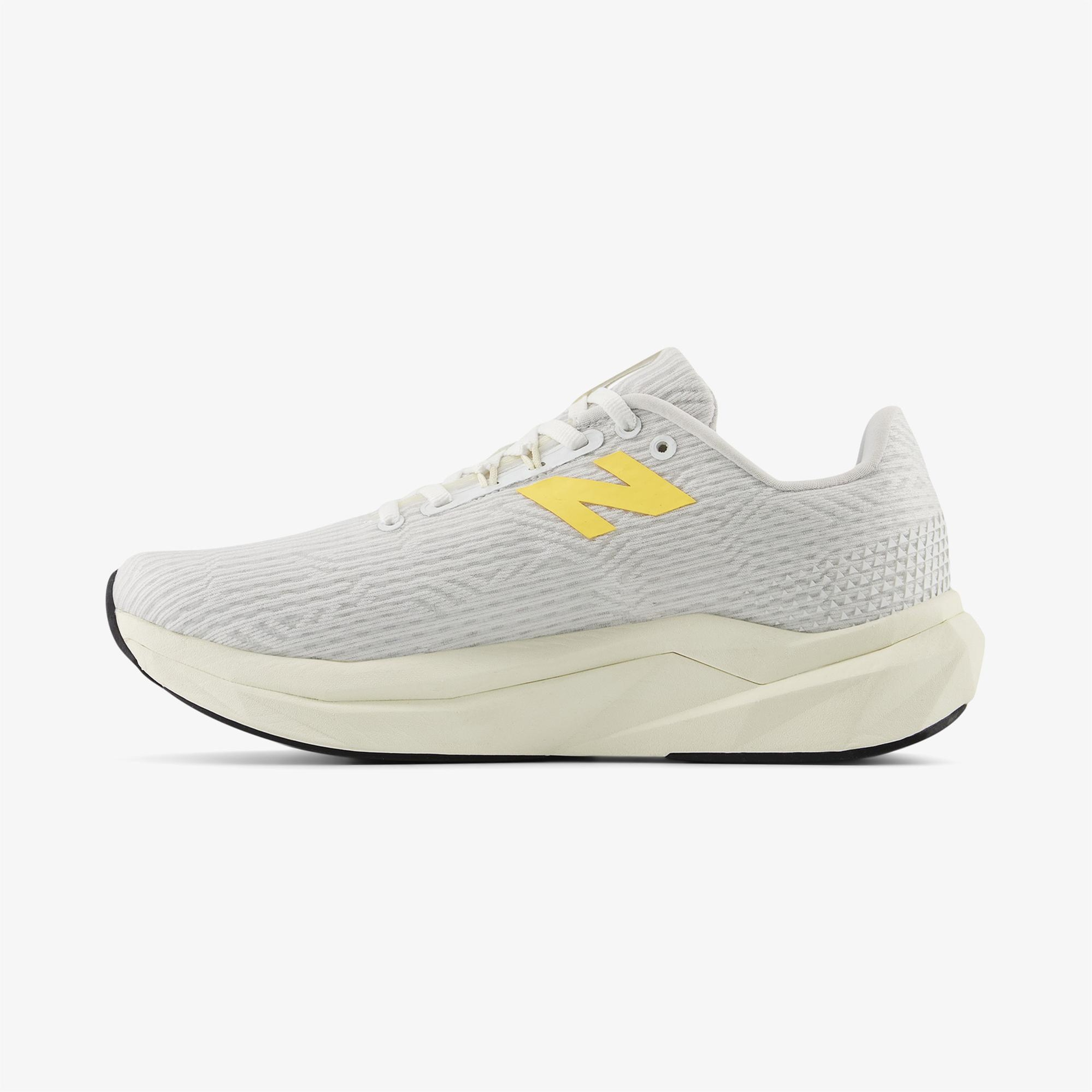 New Balance FuelCell Propel v5 Kadın Beyaz Koşu Ayakkabısı