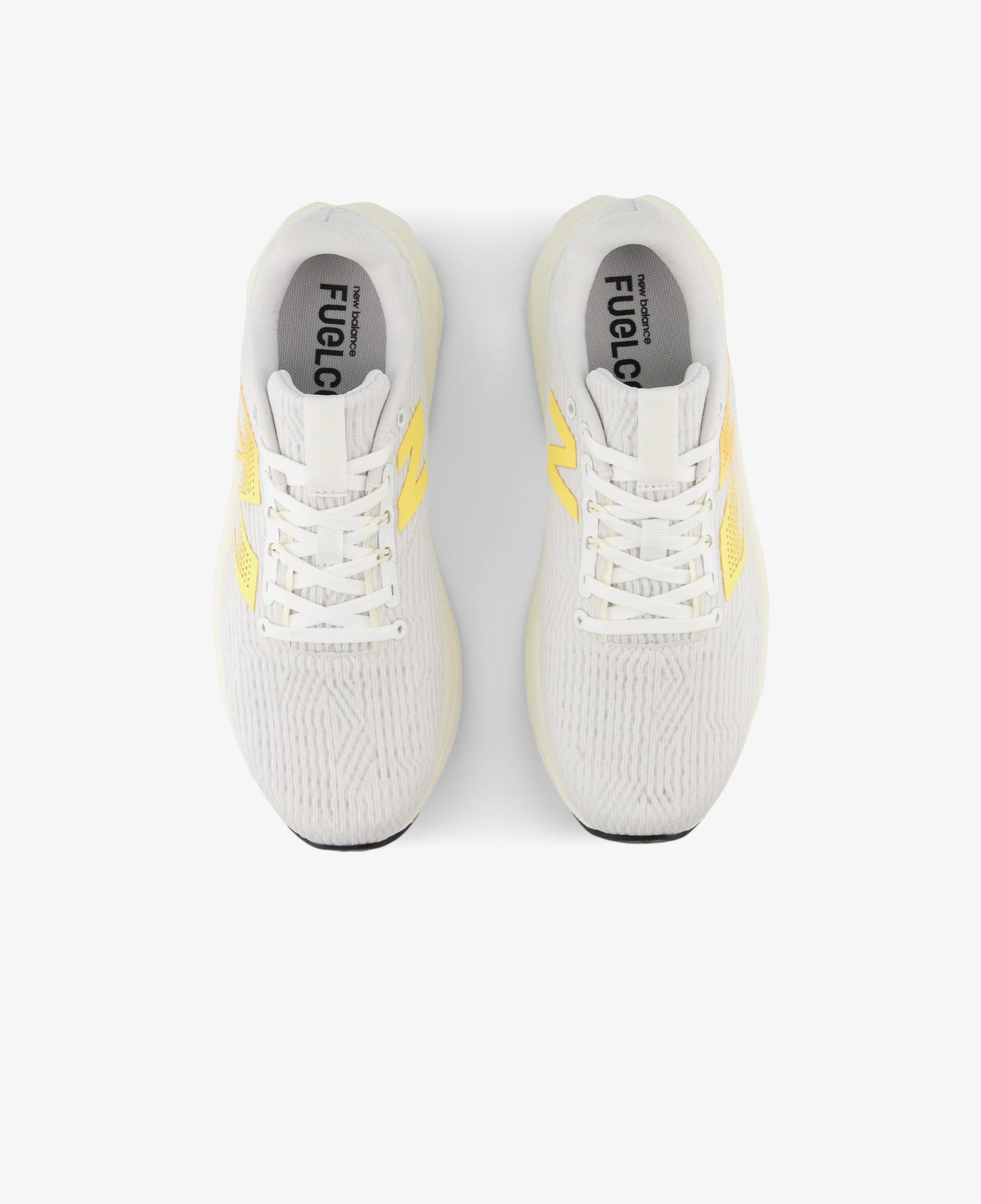 New Balance FuelCell Propel v5 Kadın Beyaz Koşu Ayakkabısı