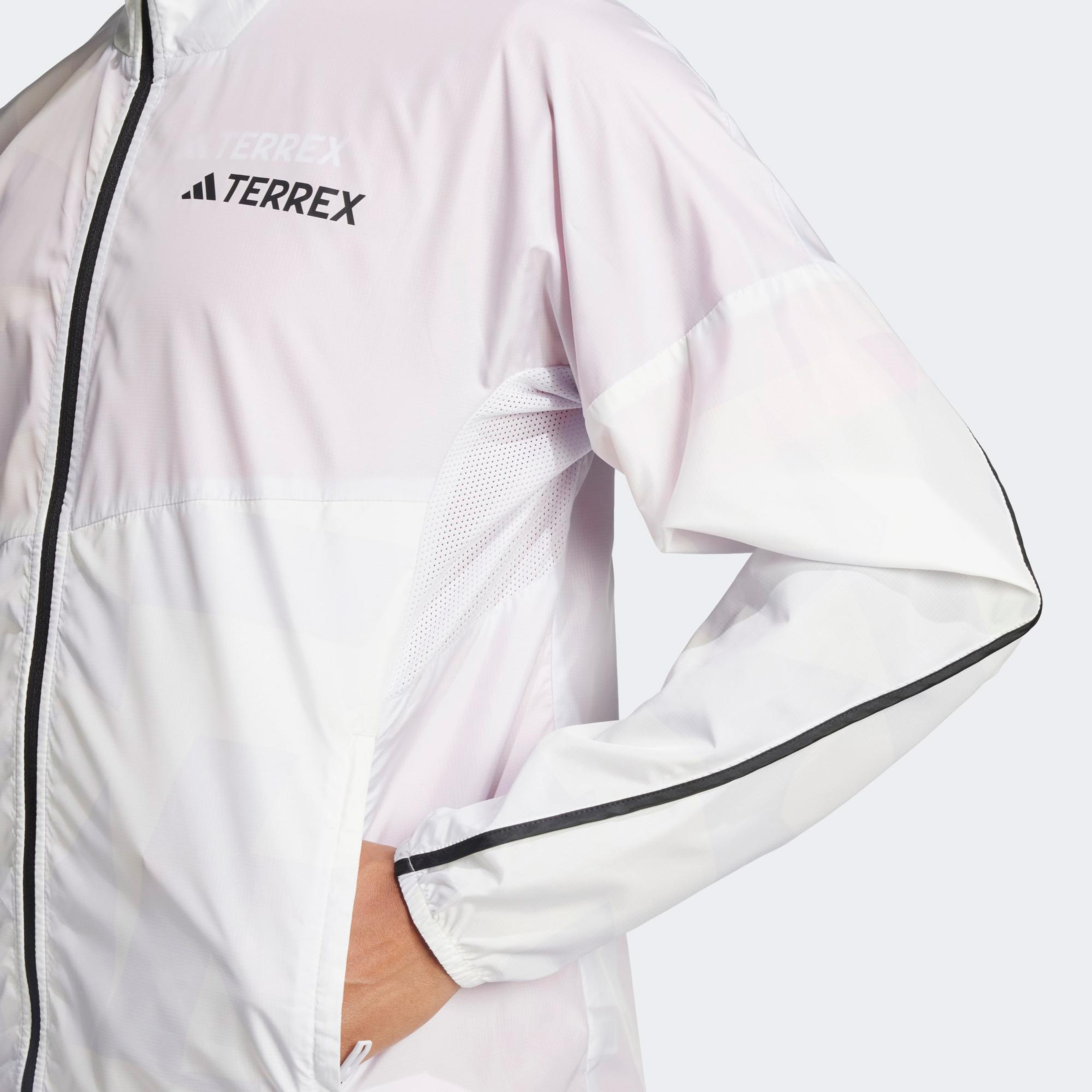 adidas Terrex Multi Printed Kadın Gri Koşu Rüzgarlık