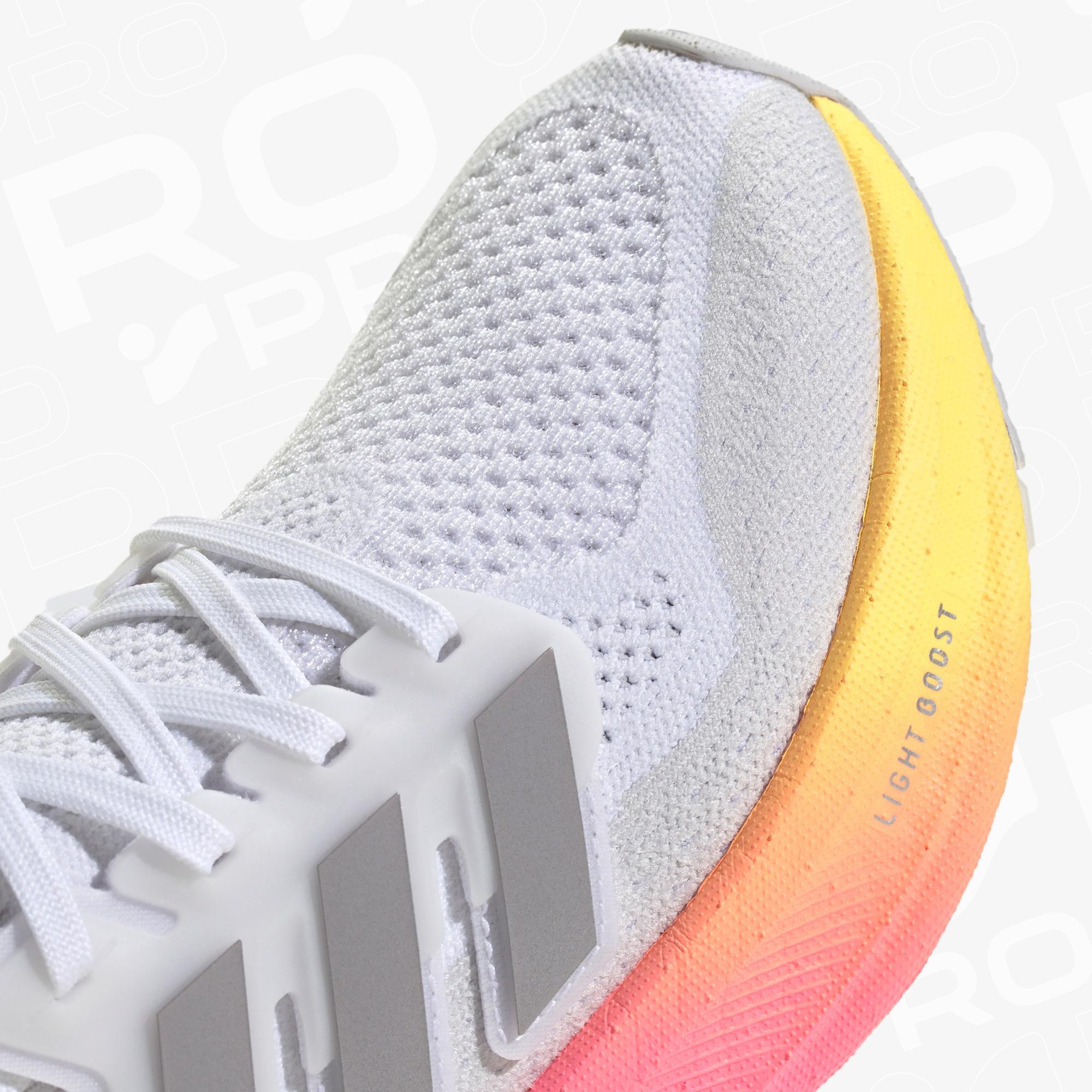 adidas Ultraboost 5 Kadın Beyaz Koşu Ayakkabısı