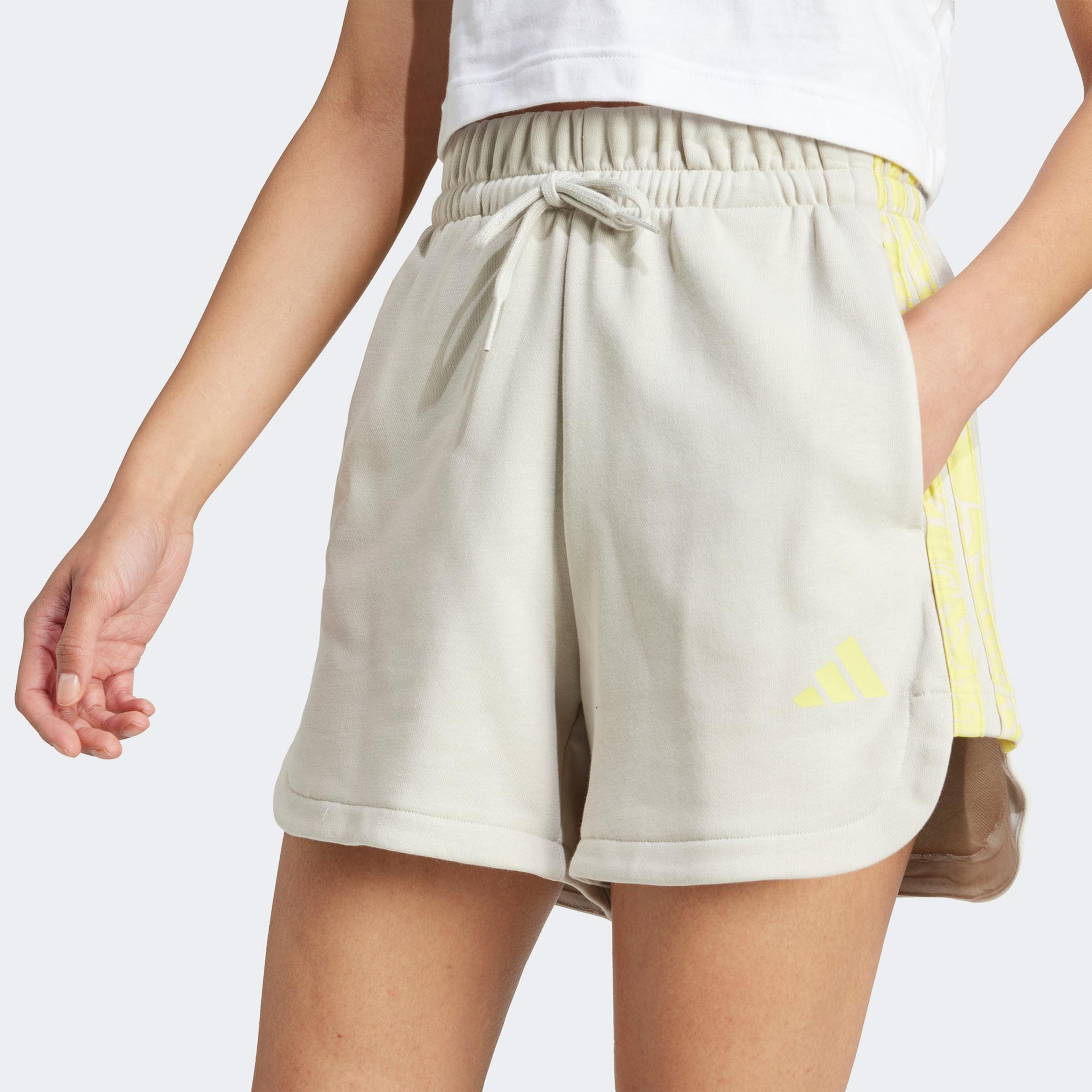 adidas Essentials 3 Stripes Print Kadın Bej Şort