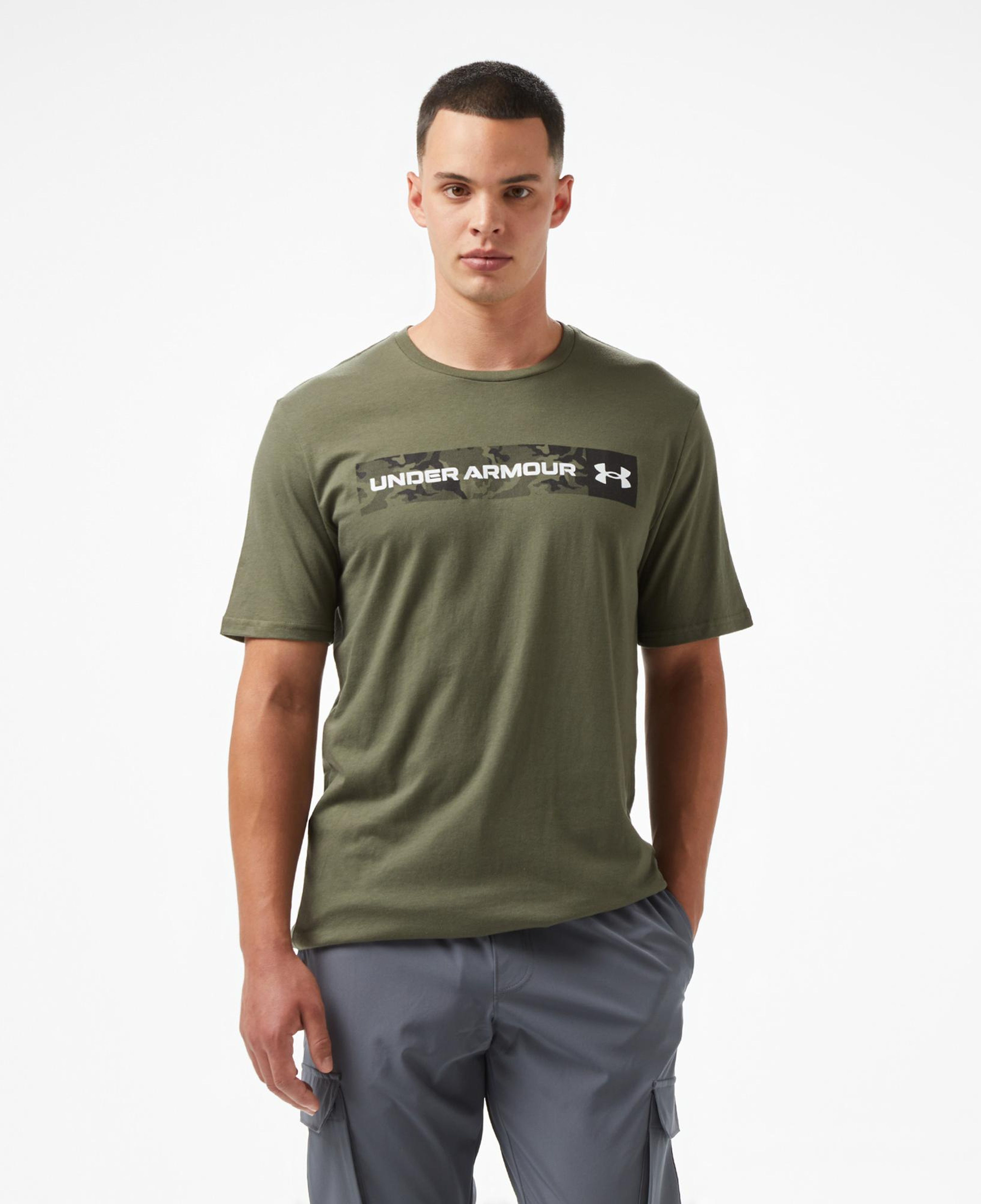 Under Armour Camo Chest Stripe Ss Erkek Yeşil T-Shirt