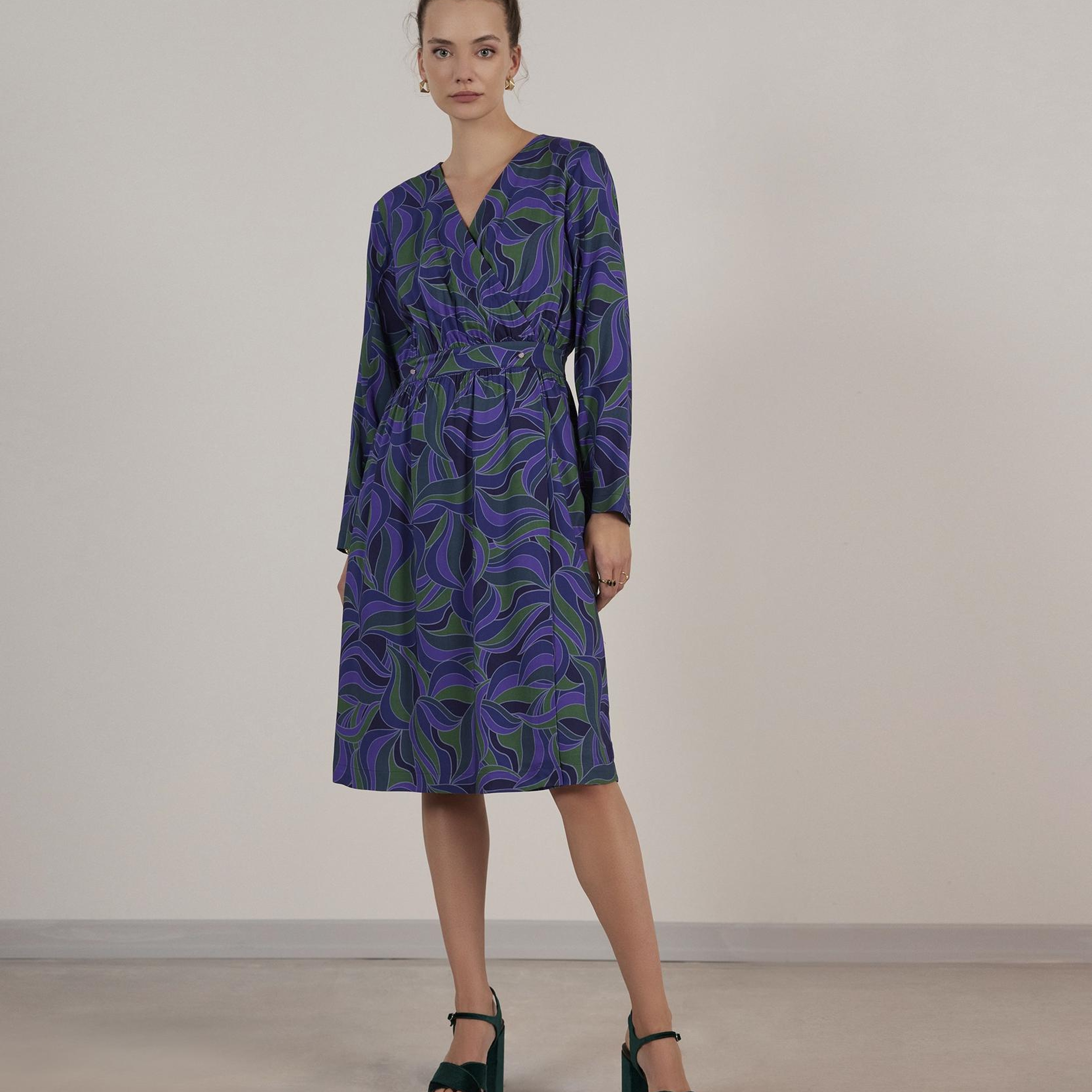 YARGICI V Yaka Elbise