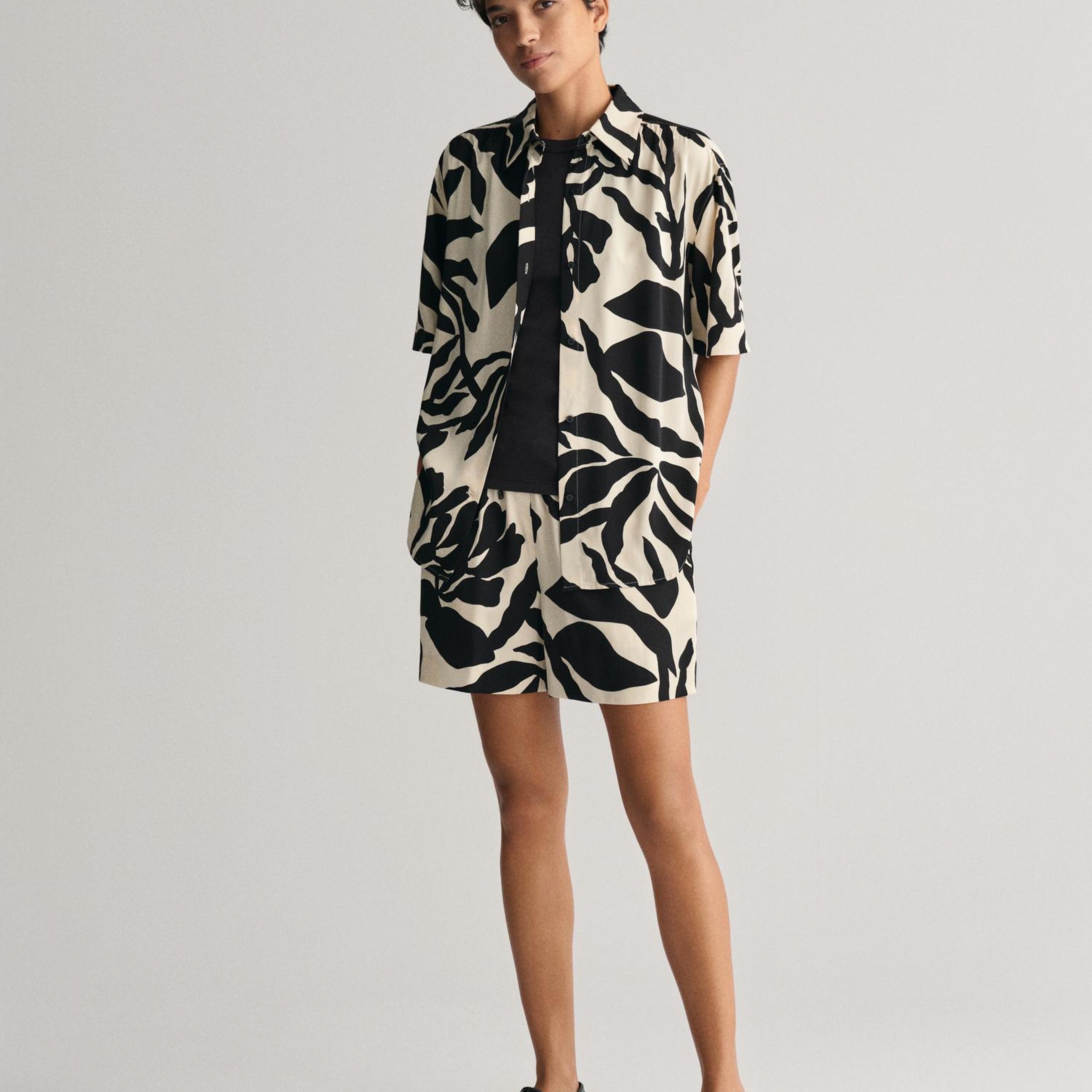 GANT Kadın Krem Relaxed Fit Desenli Şort