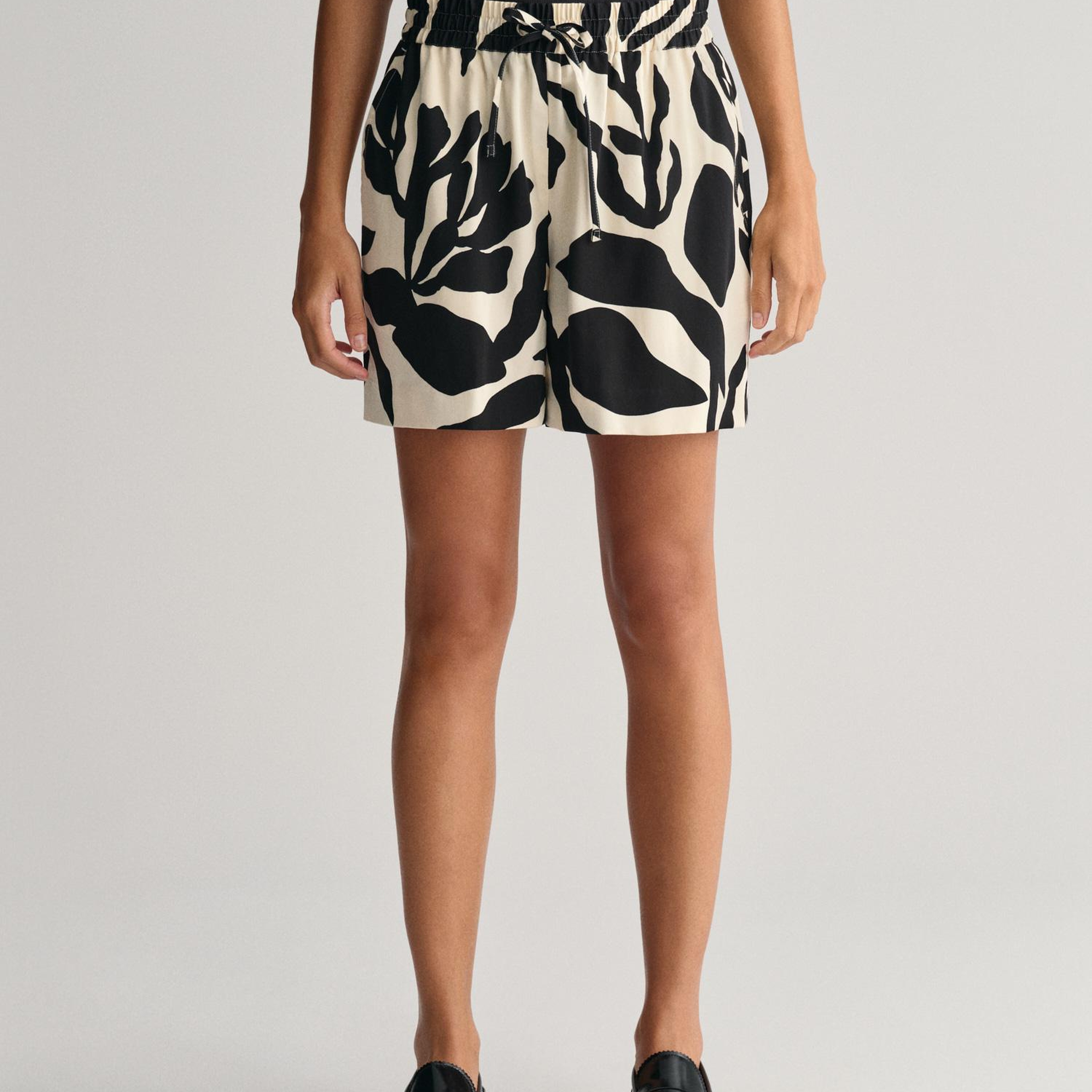 GANT Kadın Krem Relaxed Fit Desenli Şort