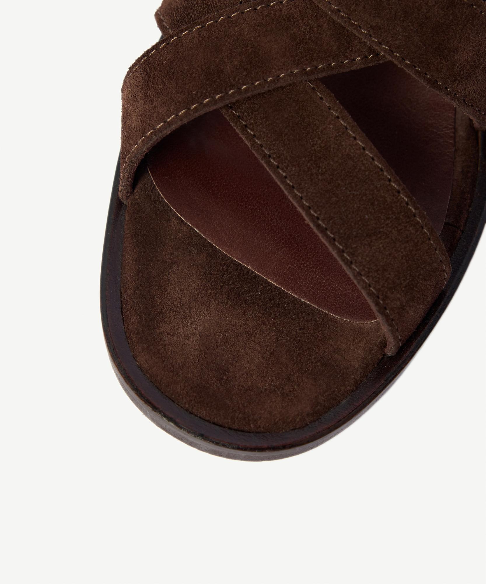 YARGICI Çapraz Bantlı Kısa Topuklu Süet Sandalet