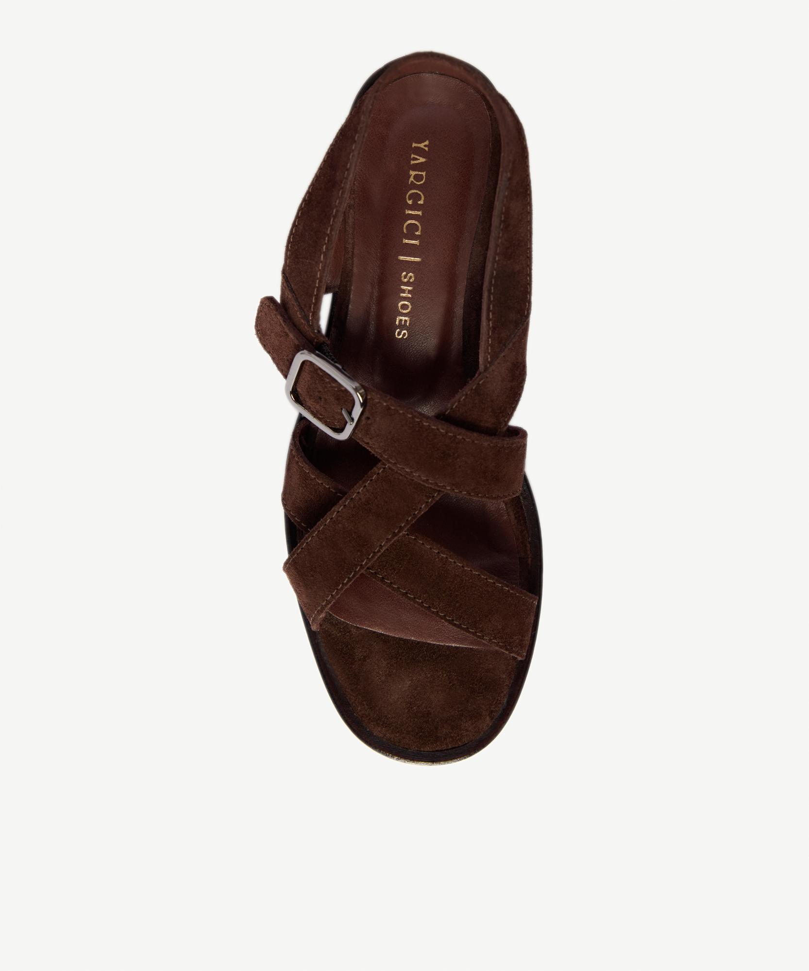 YARGICI Çapraz Bantlı Kısa Topuklu Süet Sandalet