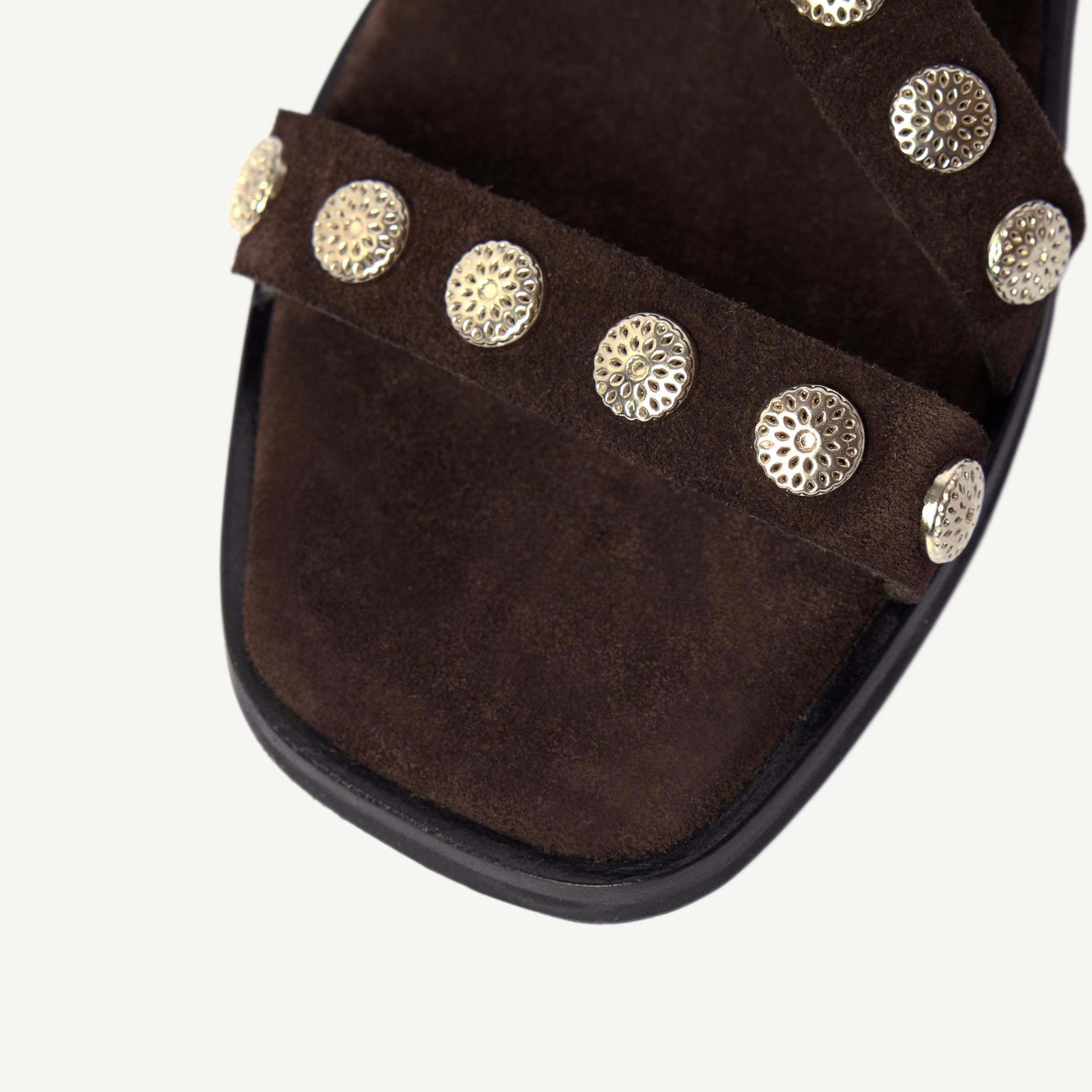 YARGICI Aksesuarlı Süet Sandalet