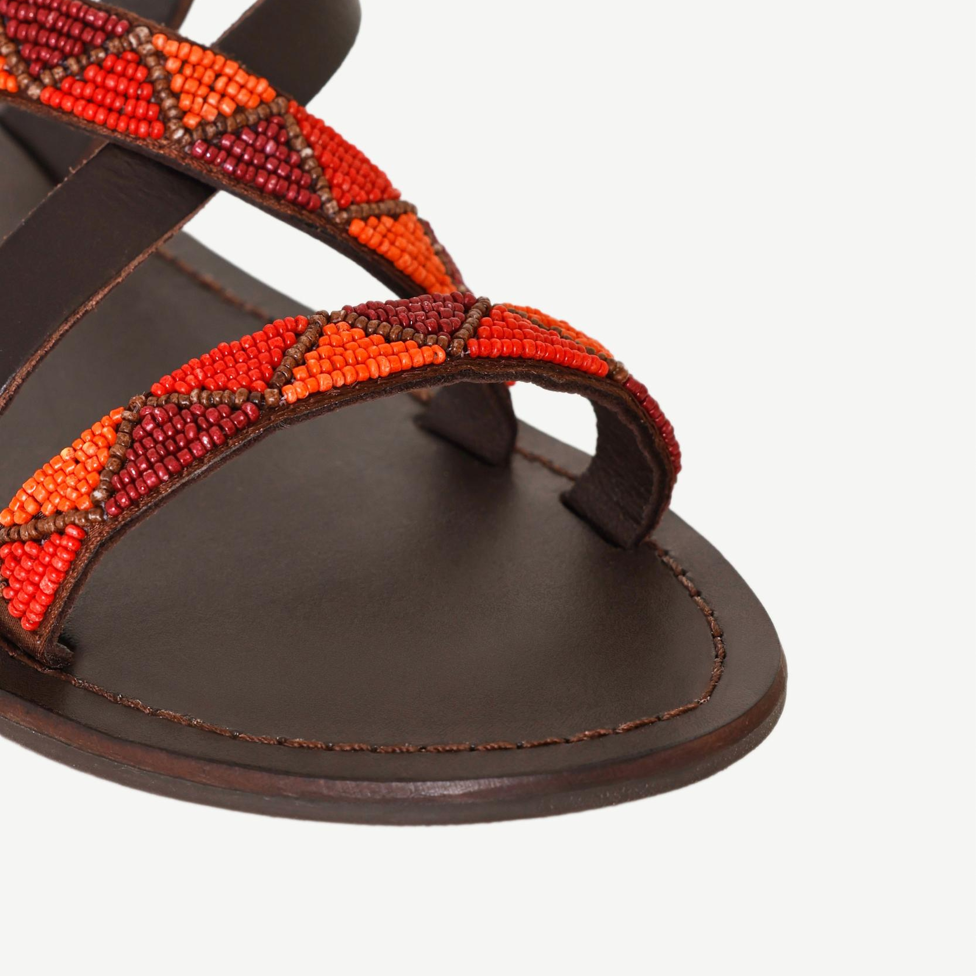 YARGICI Boncuk İşlemeli Deri Sandalet