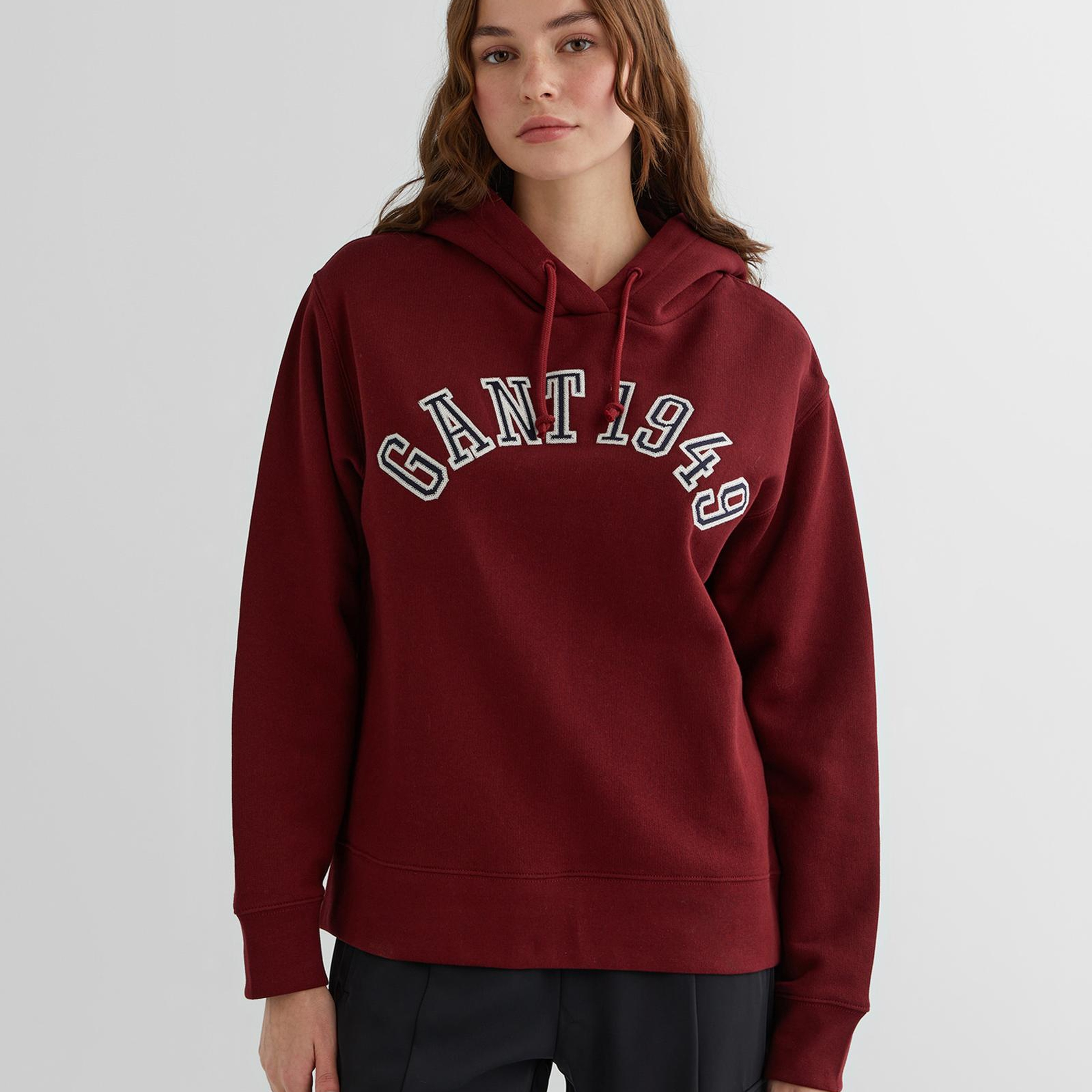 GANT Kadın Bordo Relaxed Fit Kapüşonlu Logolu Sweatshirt