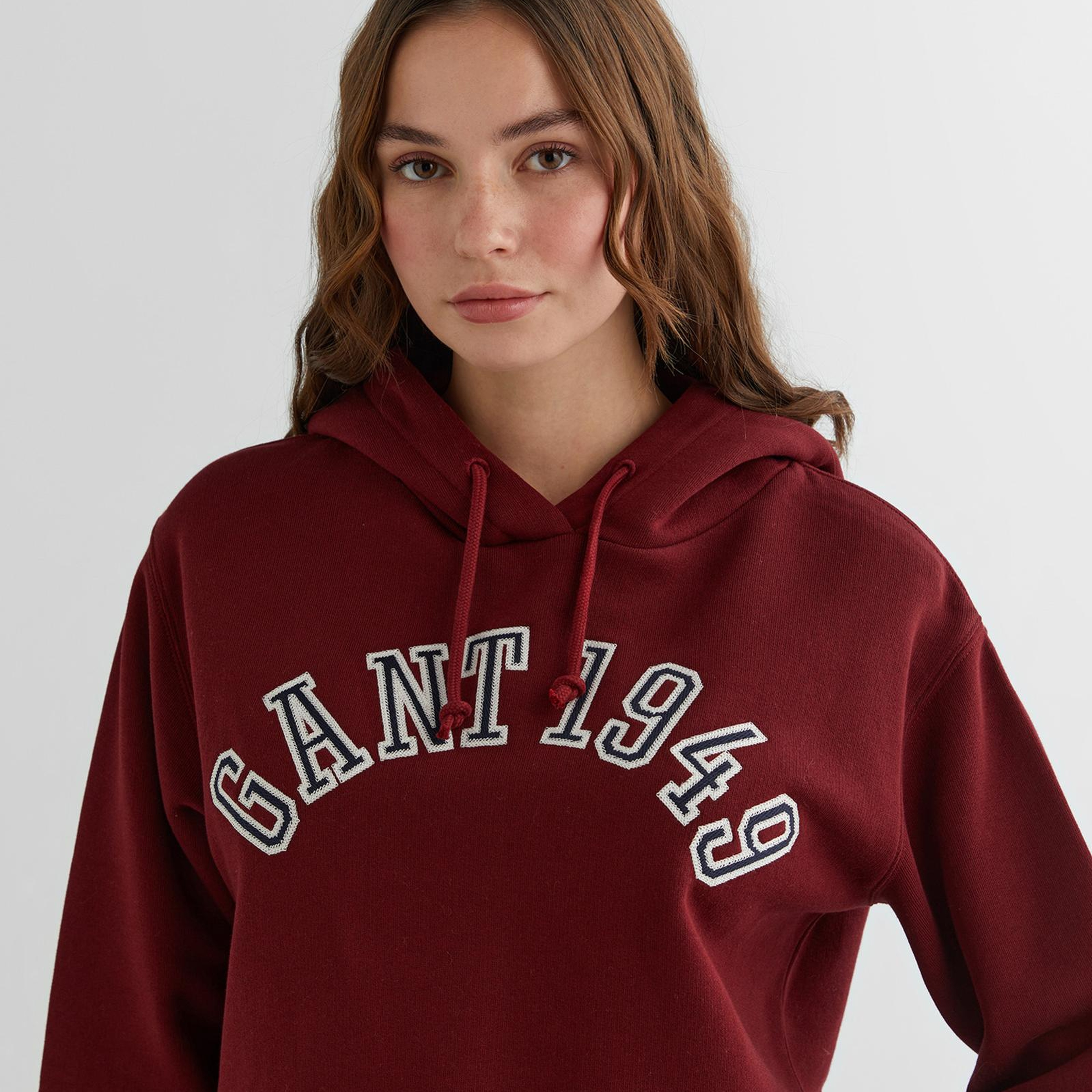 GANT Kadın Bordo Relaxed Fit Kapüşonlu Logolu Sweatshirt