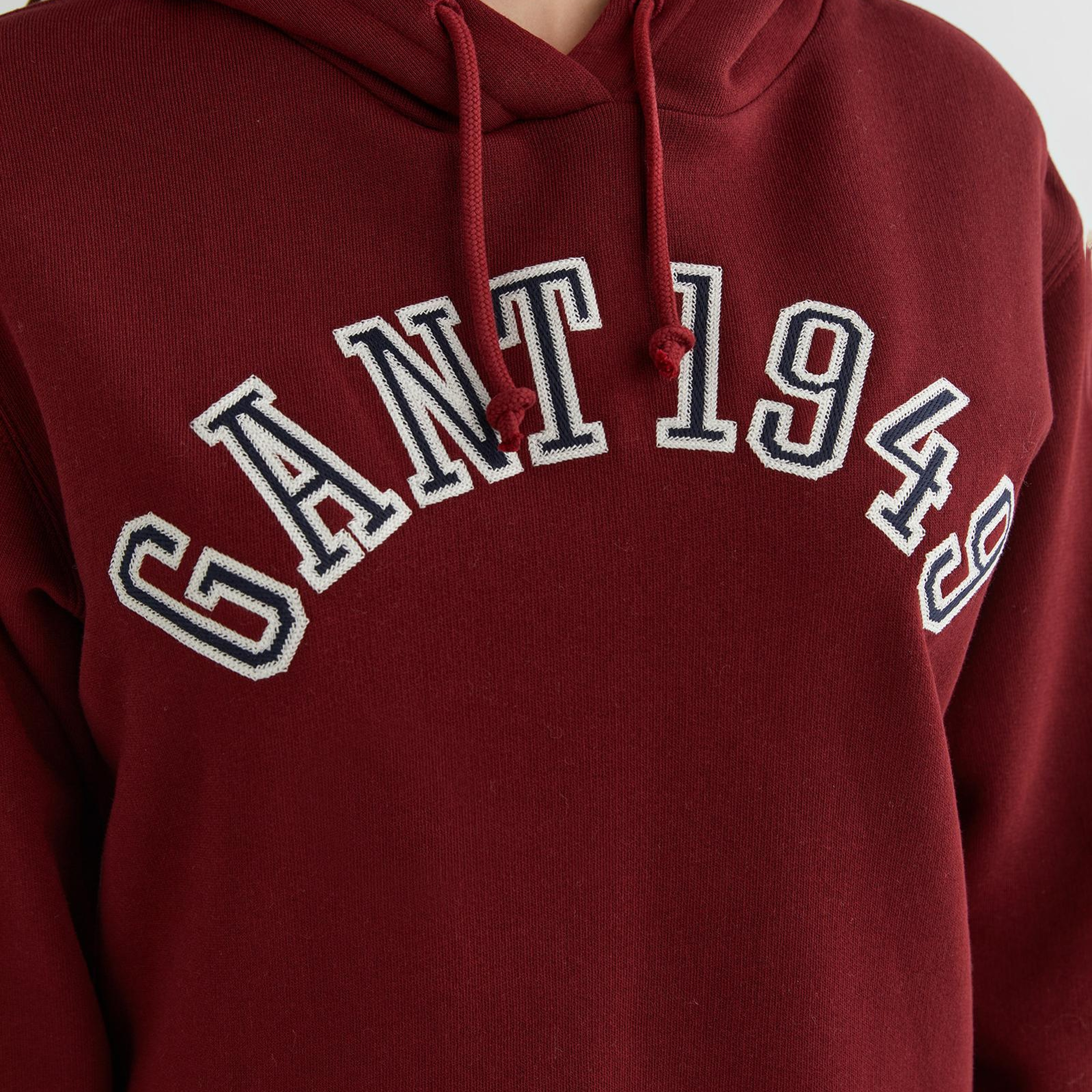 GANT Kadın Bordo Relaxed Fit Kapüşonlu Logolu Sweatshirt