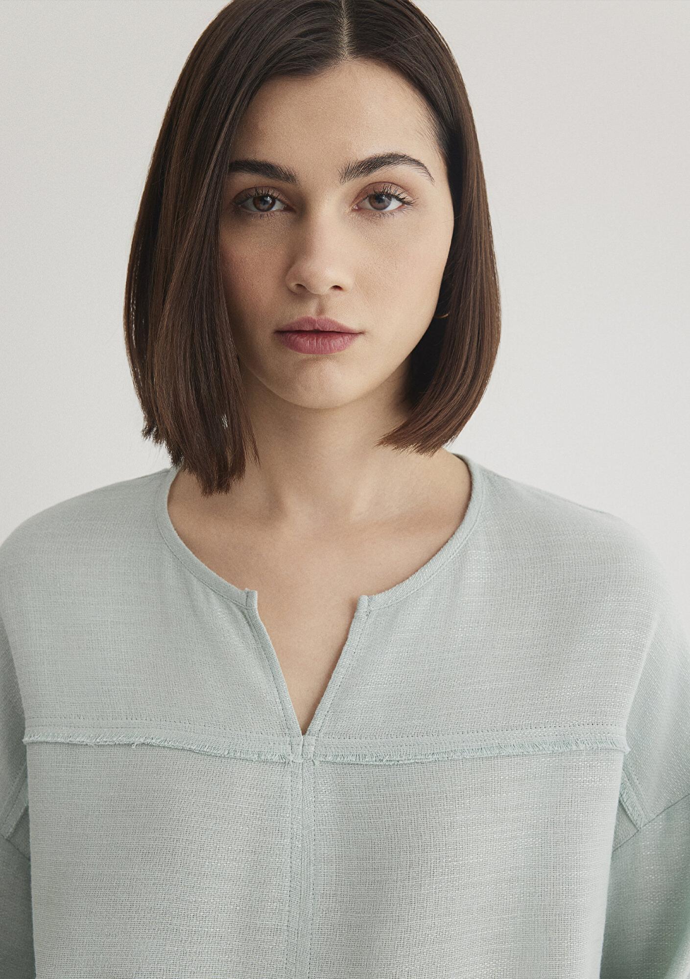 Mavi V Yaka Yeşil Bluz 121357-70808