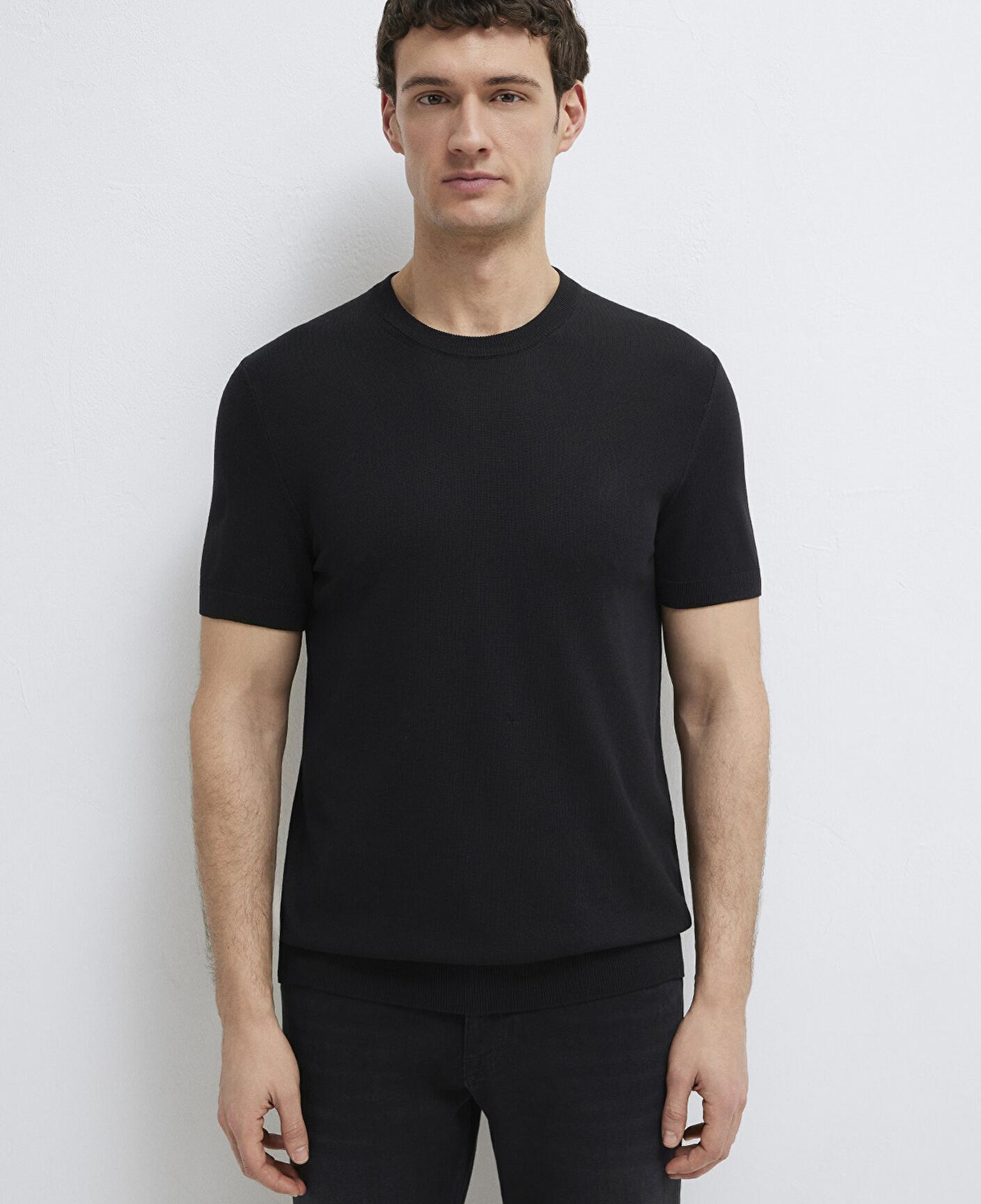 Mavi Kısa Kollu Siyah Triko Tişört Fitted / Vücuda Oturan Kesim 0710250-900