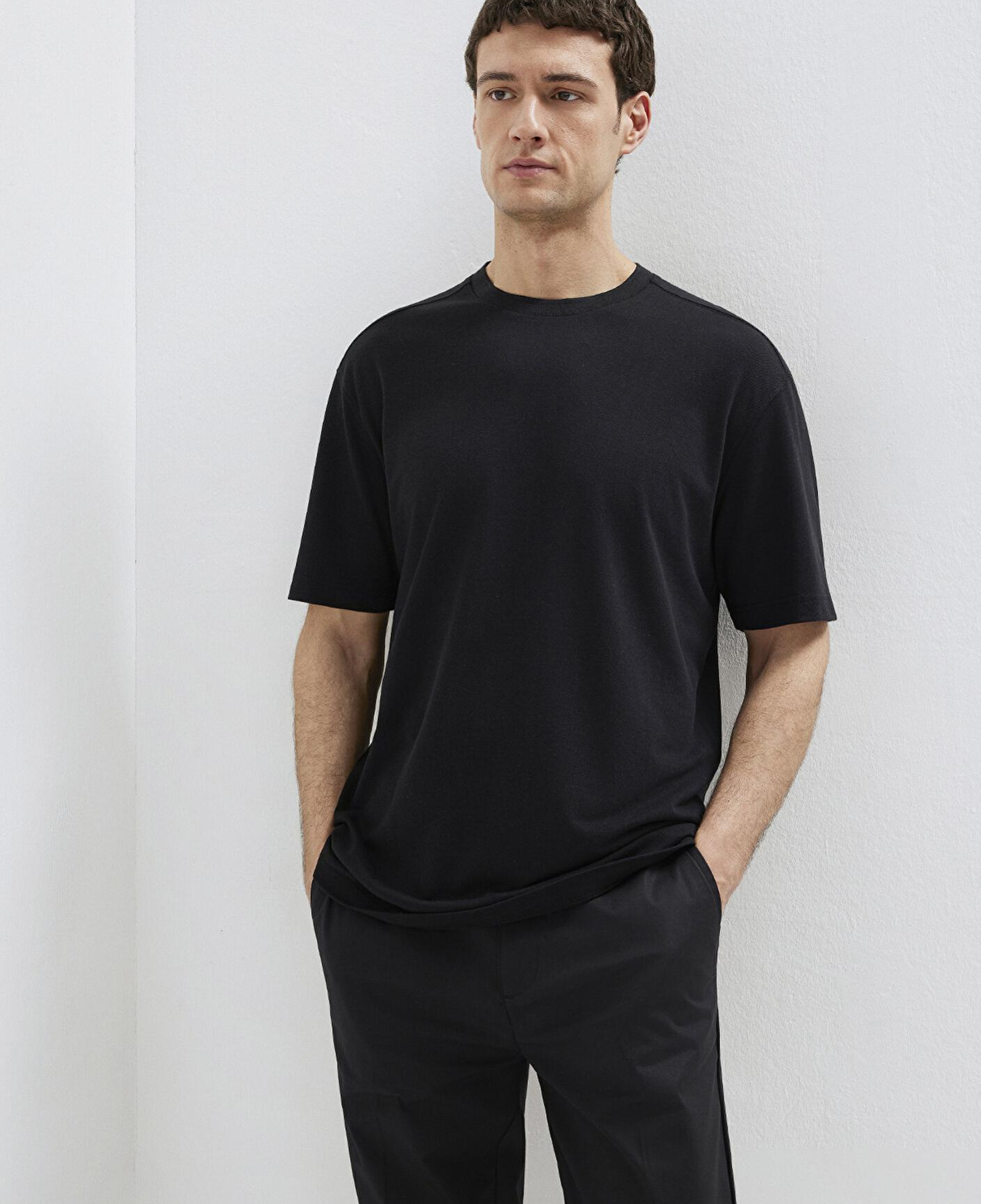 Mavi Soft-Premium Siyah (TENCEL™) Liyosel Karışımlı Tişört Loose Fit / Bol Rahat Kesim 0613468-900