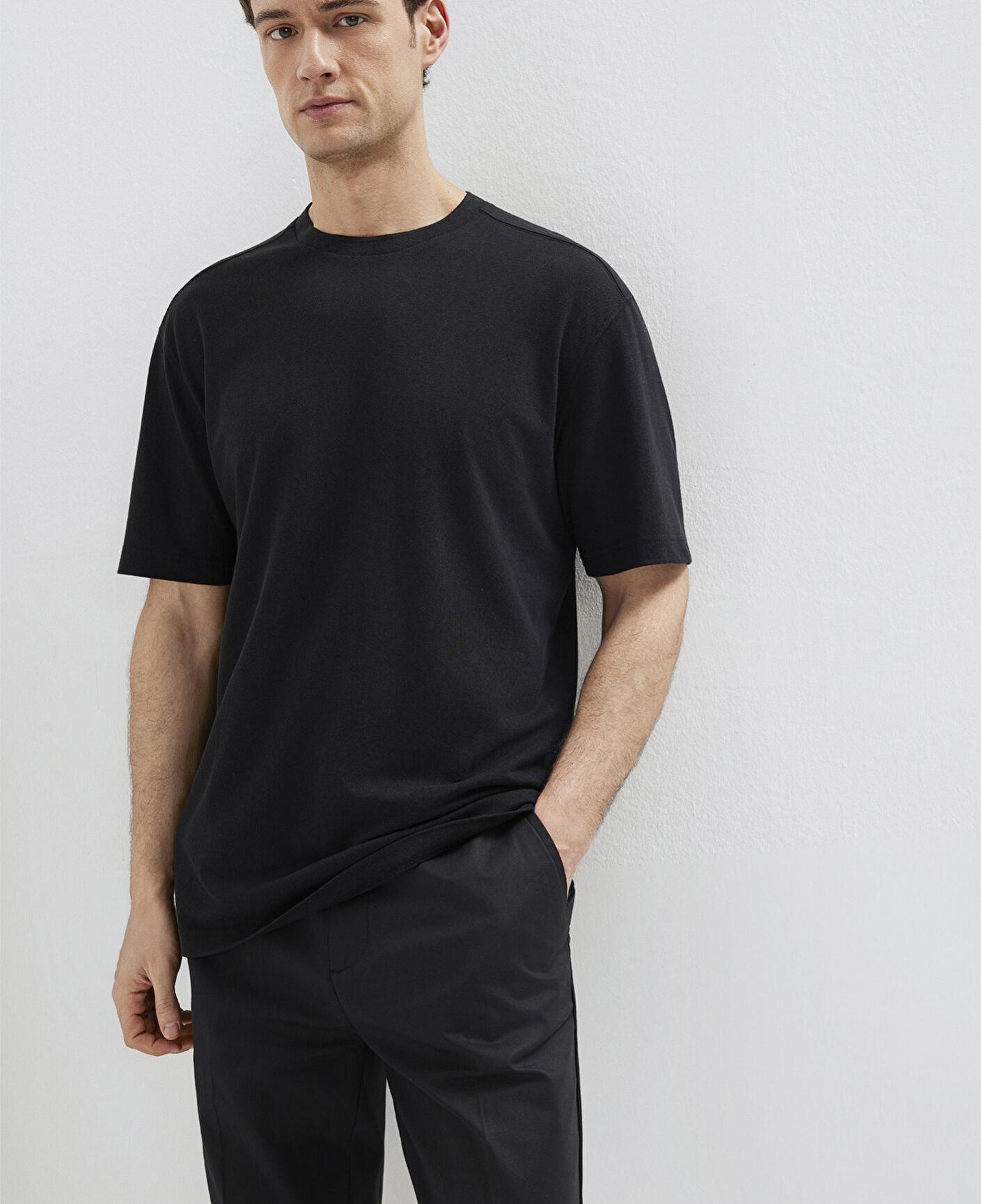 Mavi Soft-Premium Siyah (TENCEL™) Liyosel Karışımlı Tişört Loose Fit / Bol Rahat Kesim 0613468-900