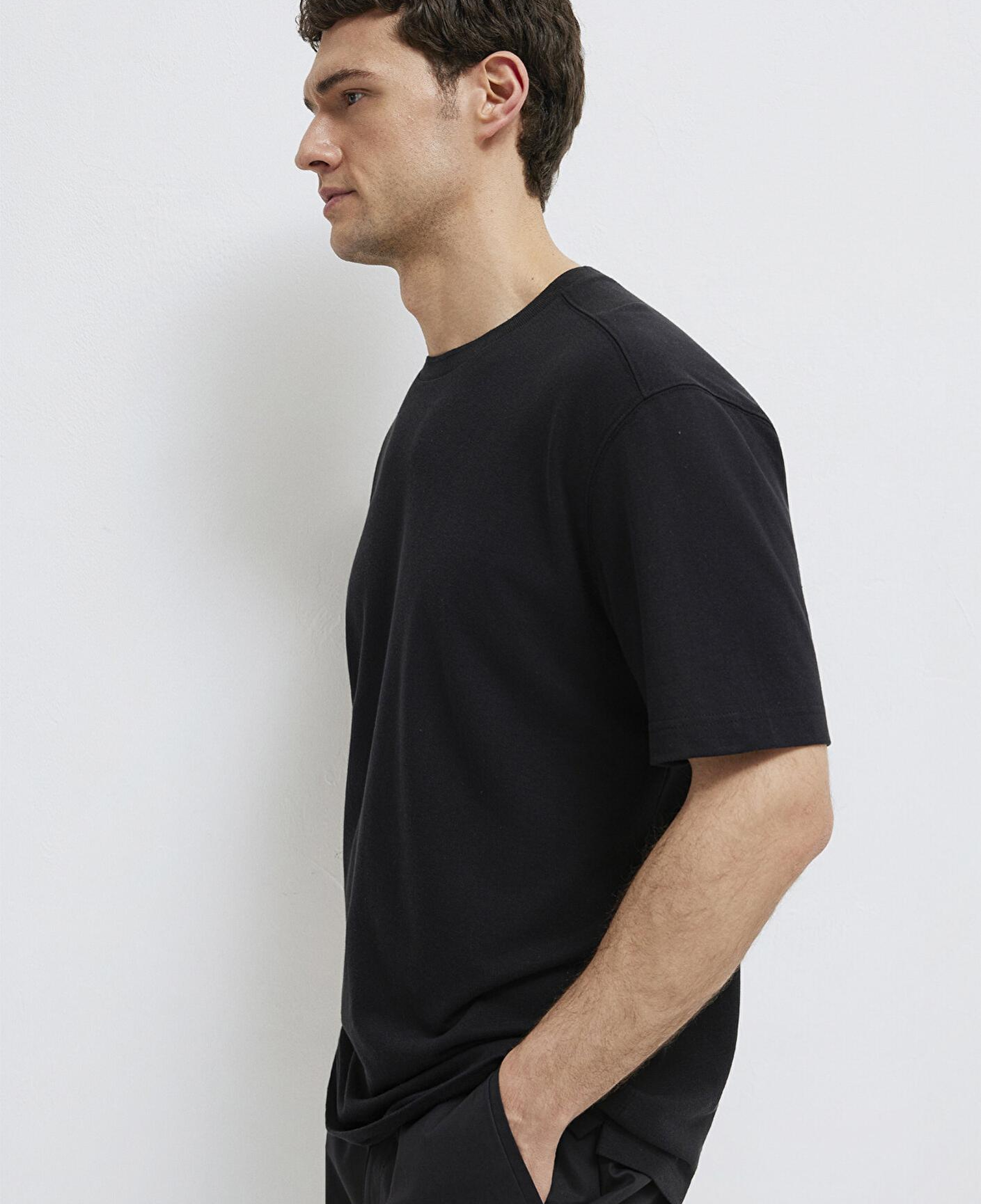 Mavi Soft-Premium Siyah (TENCEL™) Liyosel Karışımlı Tişört Loose Fit / Bol Rahat Kesim 0613468-900