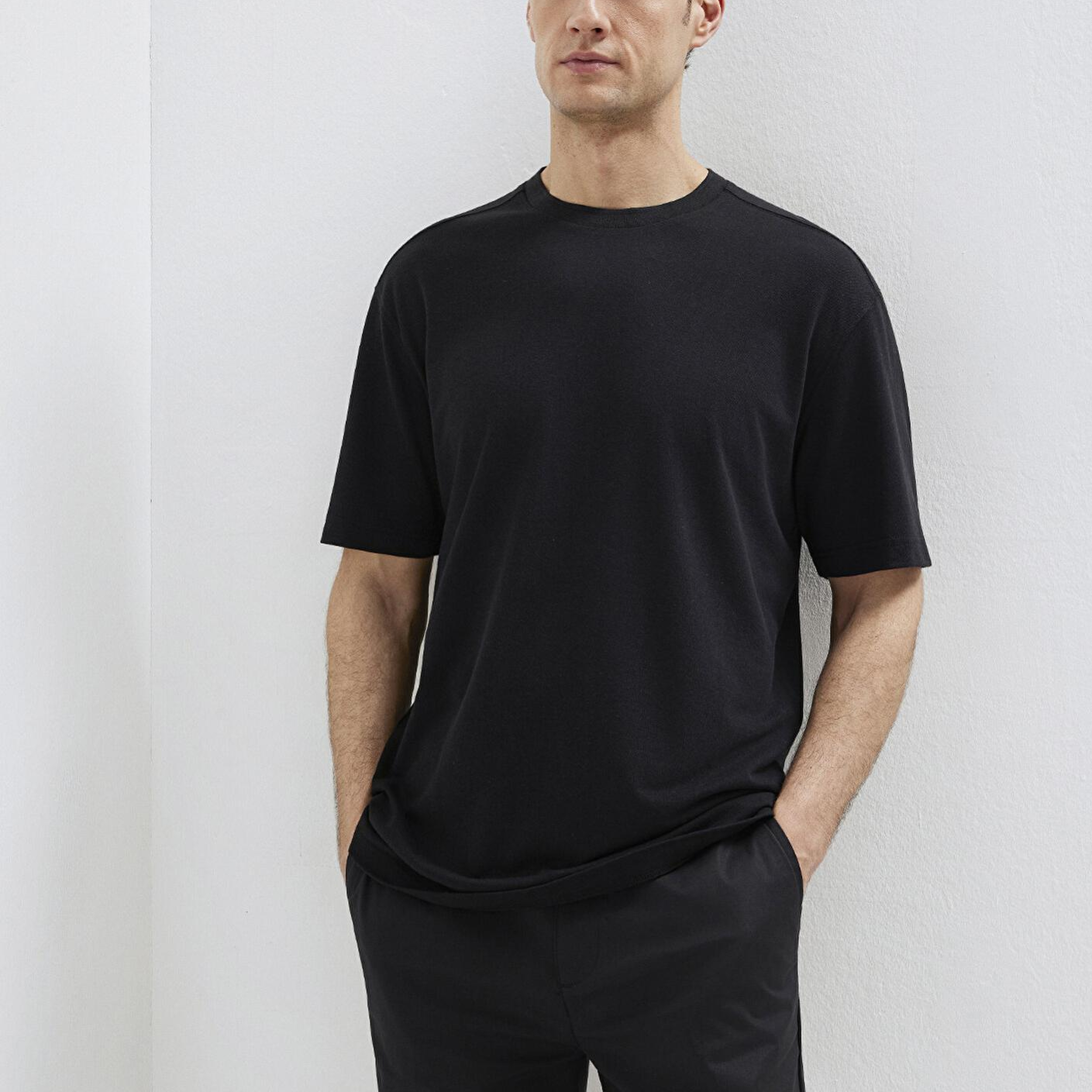 Mavi Soft-Premium Siyah (TENCEL™) Liyosel Karışımlı Tişört Loose Fit / Bol Rahat Kesim 0613468-900