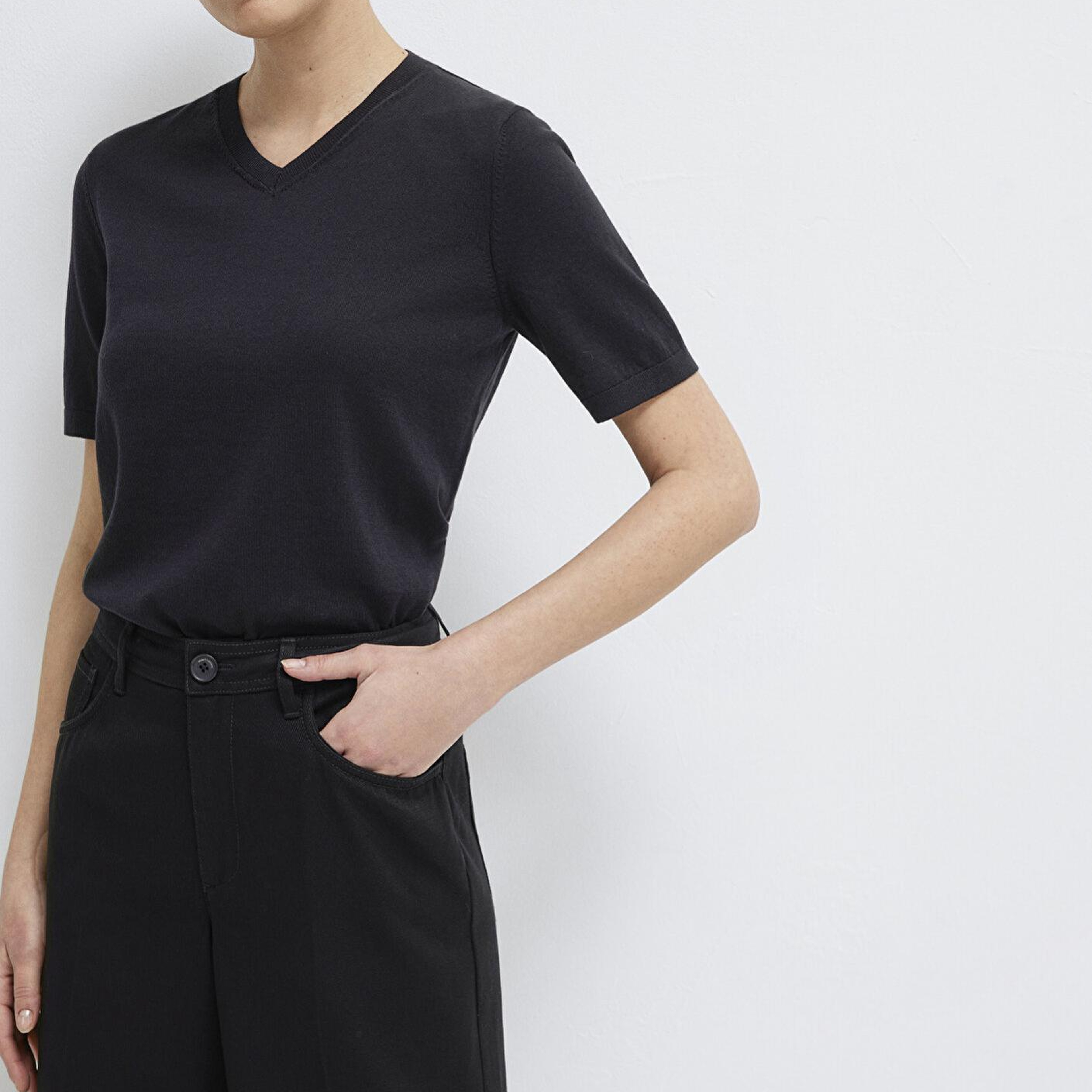 Mavi V Yaka Siyah Kazak Regular Fit / Normal Kesim 1710868-900