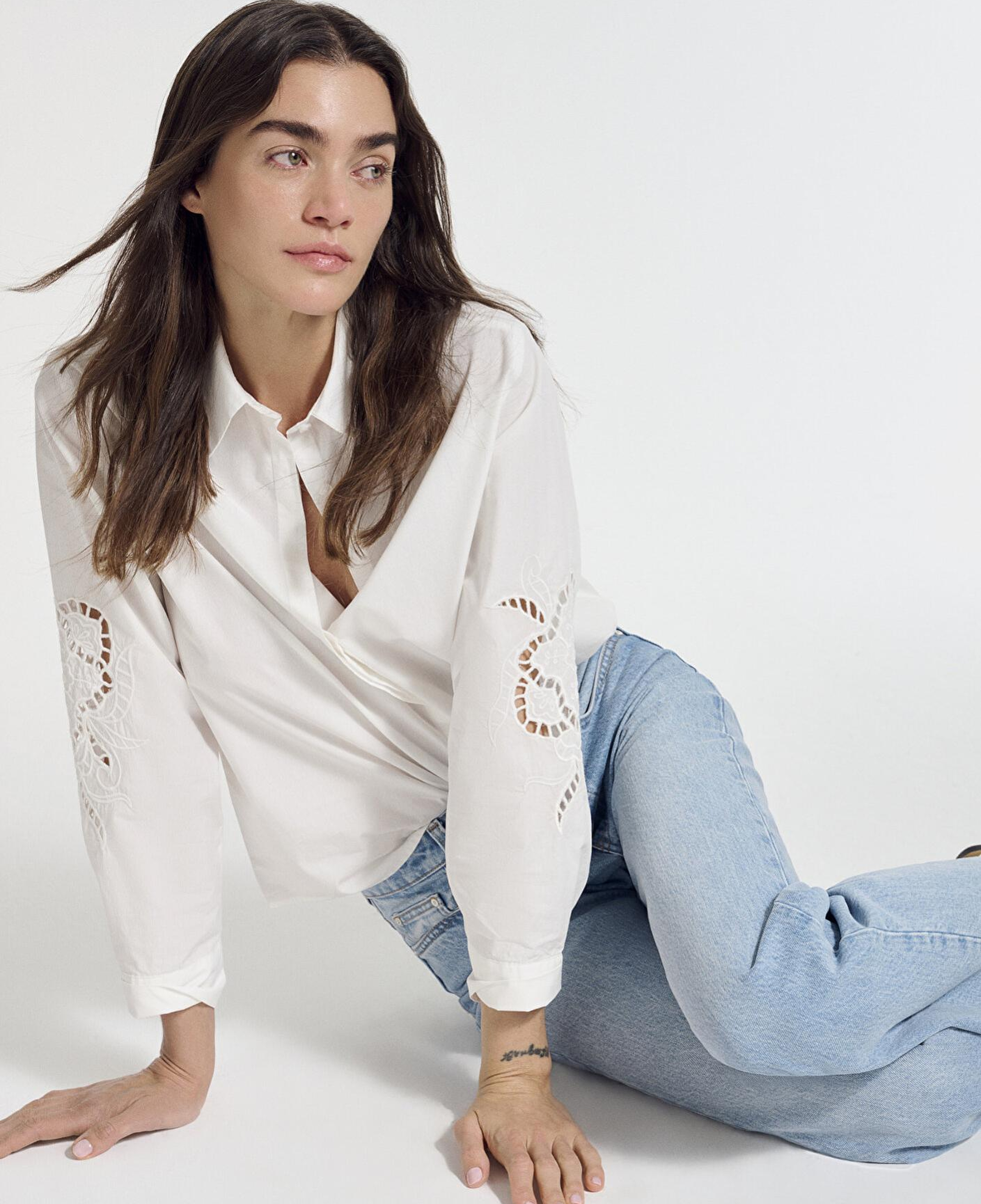 Mavi Nakış Detaylı Ekru Gömlek Loose Fit / Bol Rahat Kesim 1211382-70057