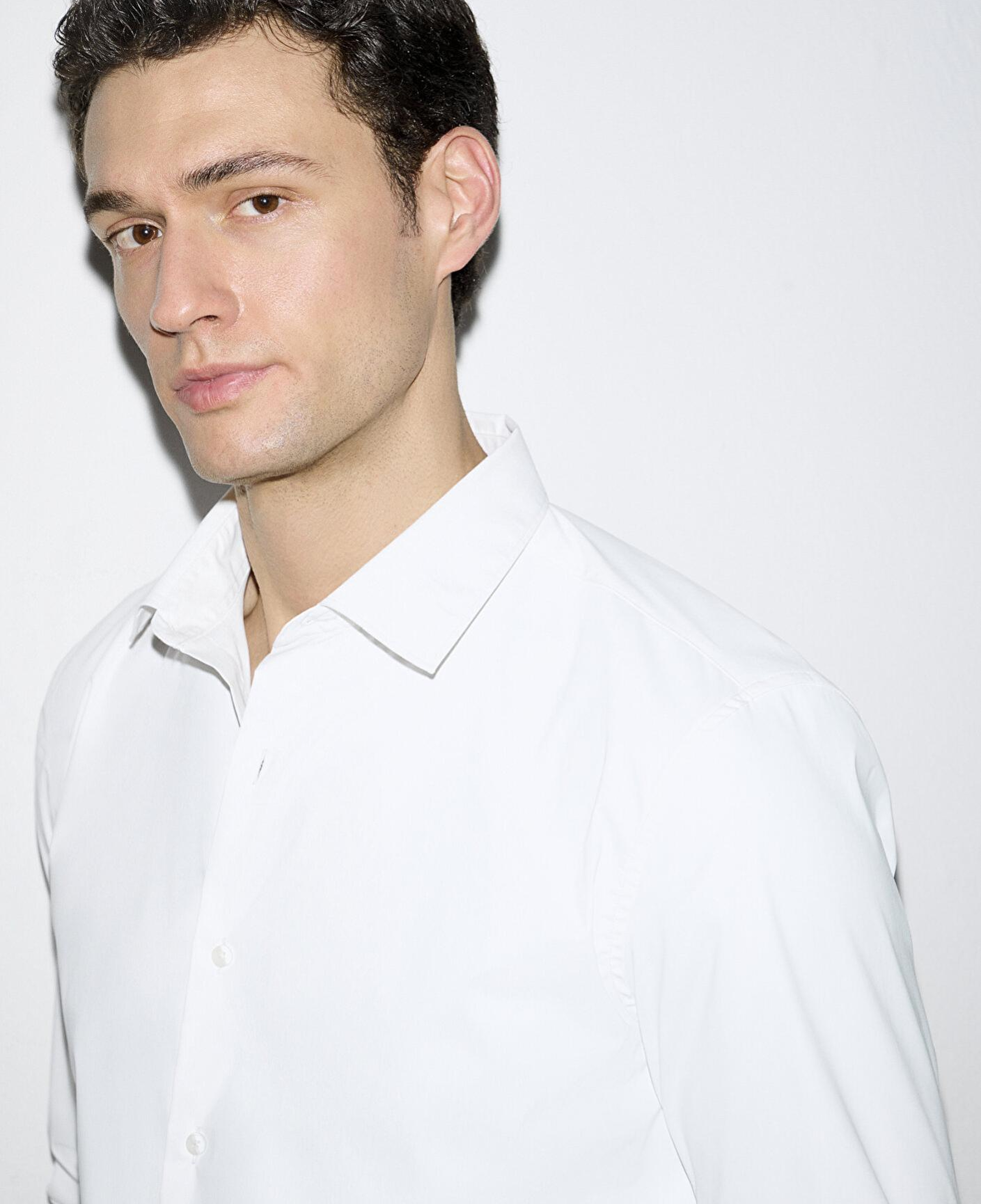 Mavi Hafif ve Esnek Beyaz Travel Gömlek Regular Fit / Normal Kesim 0211812-620