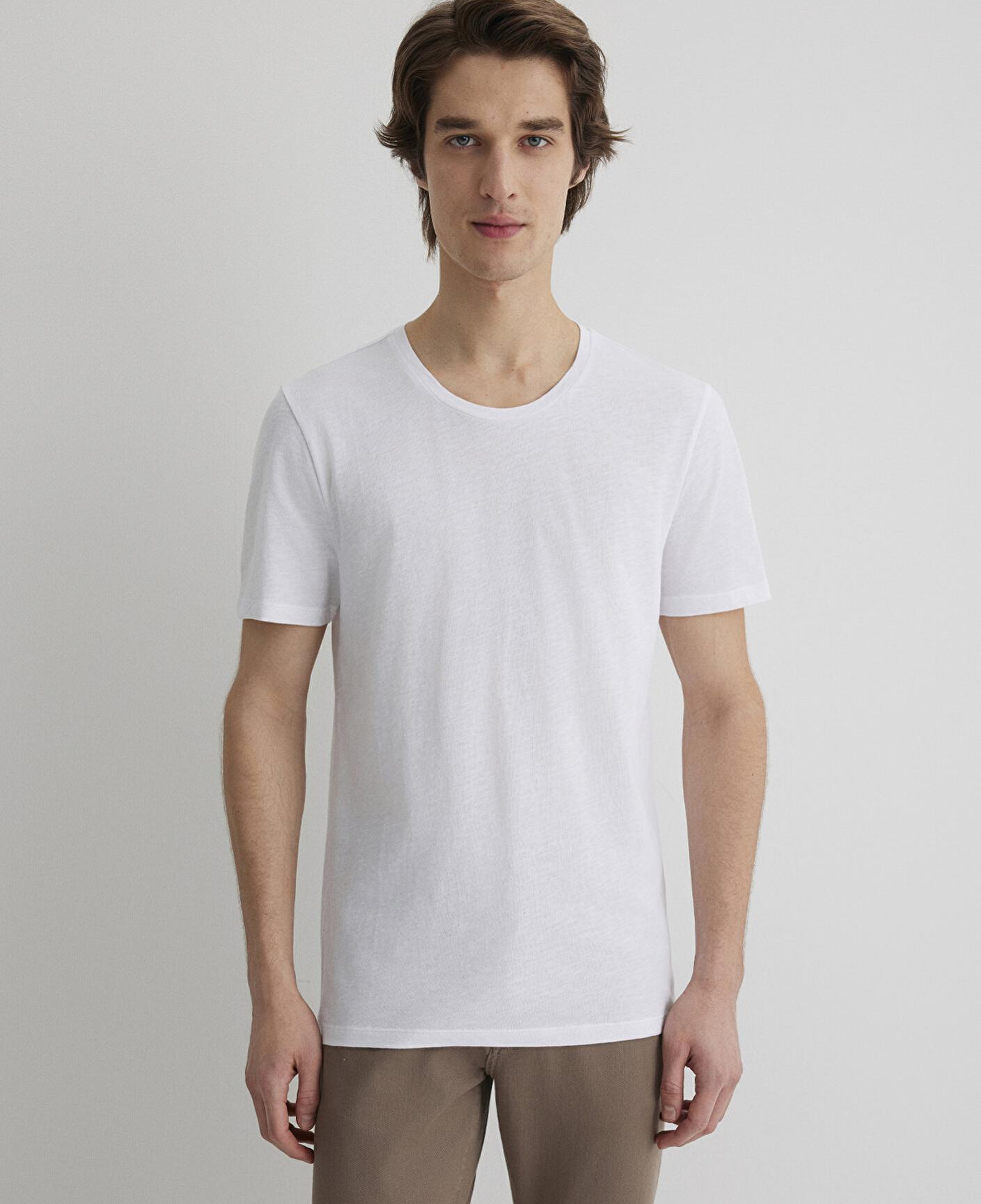 Mavi Flamlı Beyaz Basic Tişört Fitted / Vücuda Oturan Kesim 064681-620