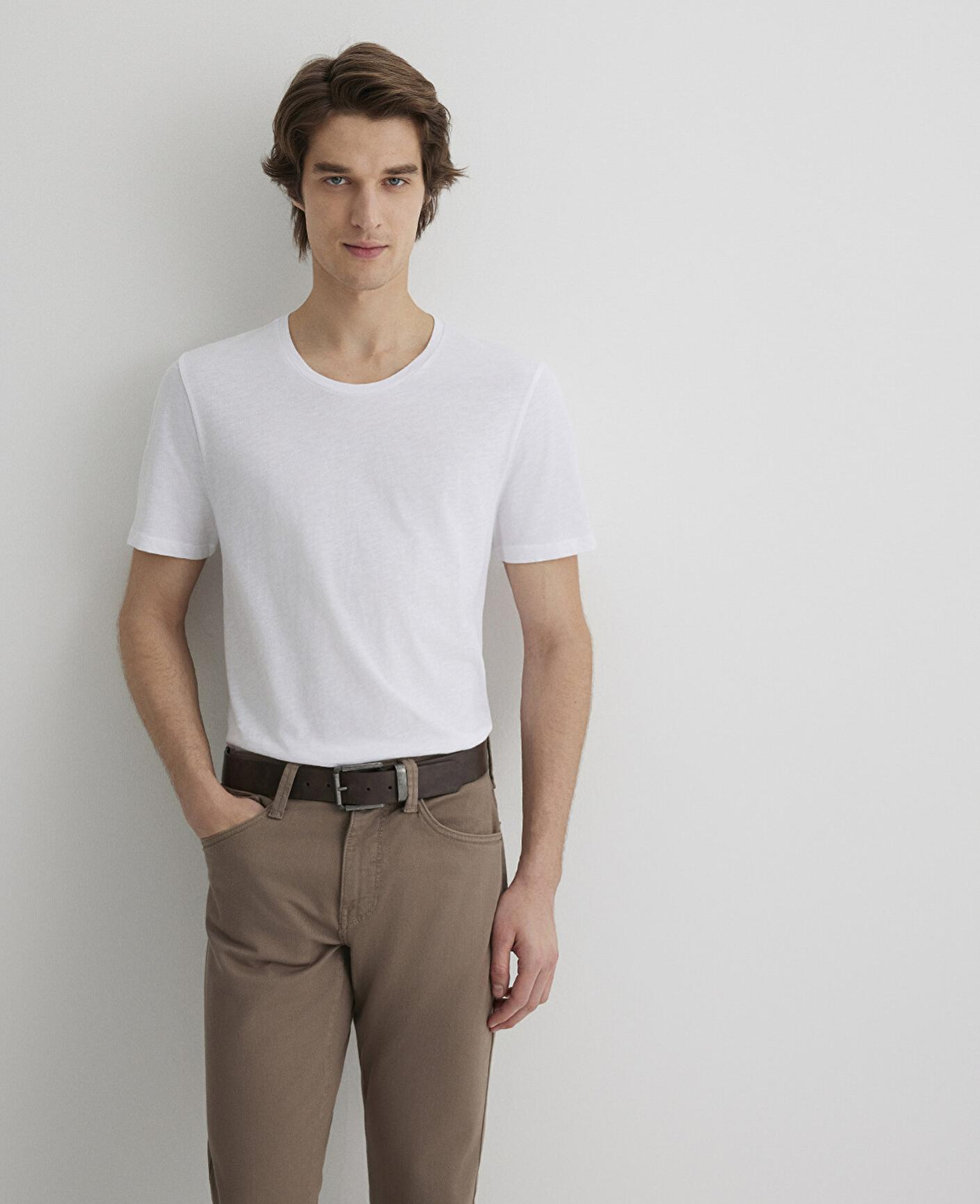 Mavi Flamlı Beyaz Basic Tişört Fitted / Vücuda Oturan Kesim 064681-620