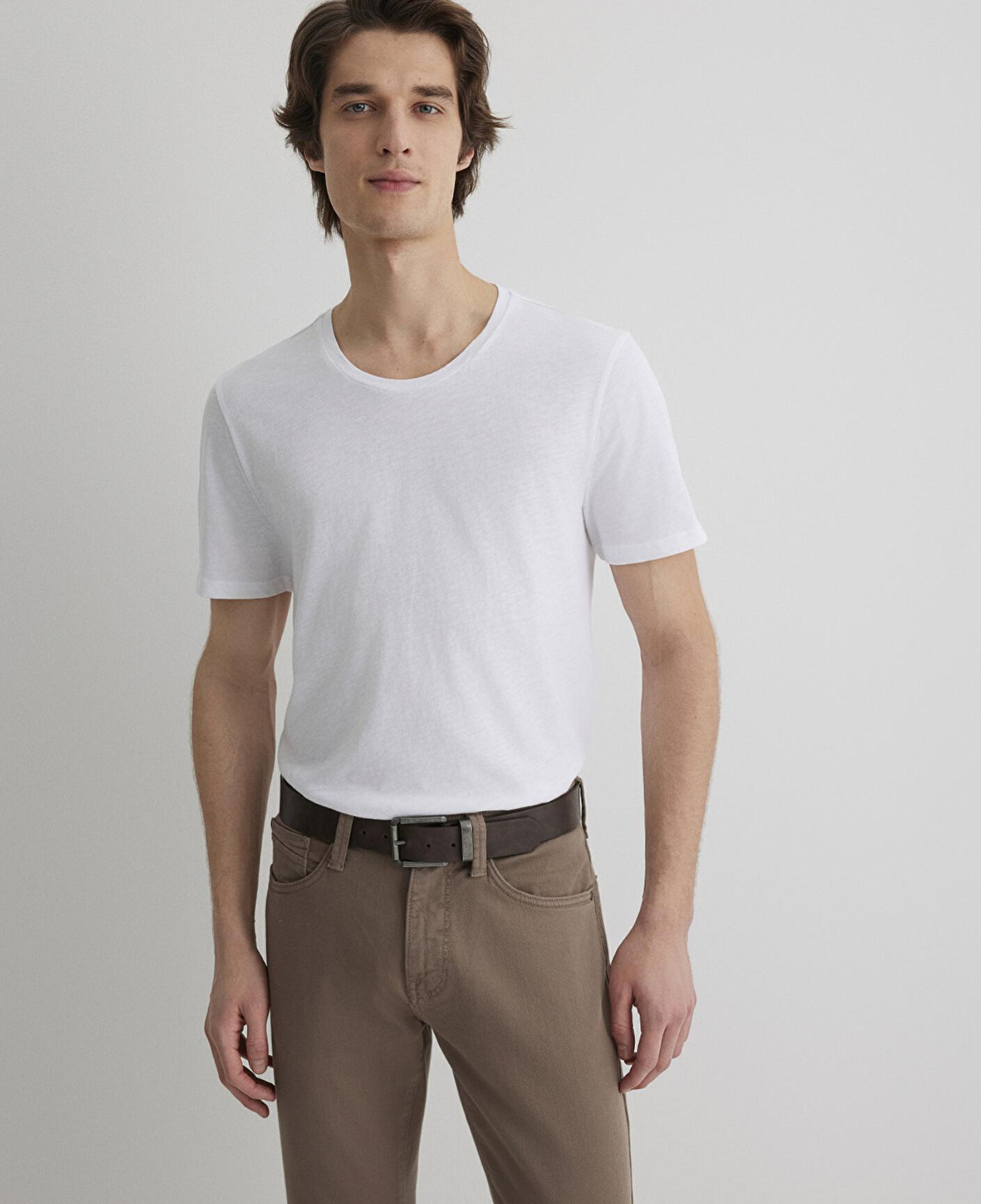 Mavi Flamlı Beyaz Basic Tişört Fitted / Vücuda Oturan Kesim 064681-620